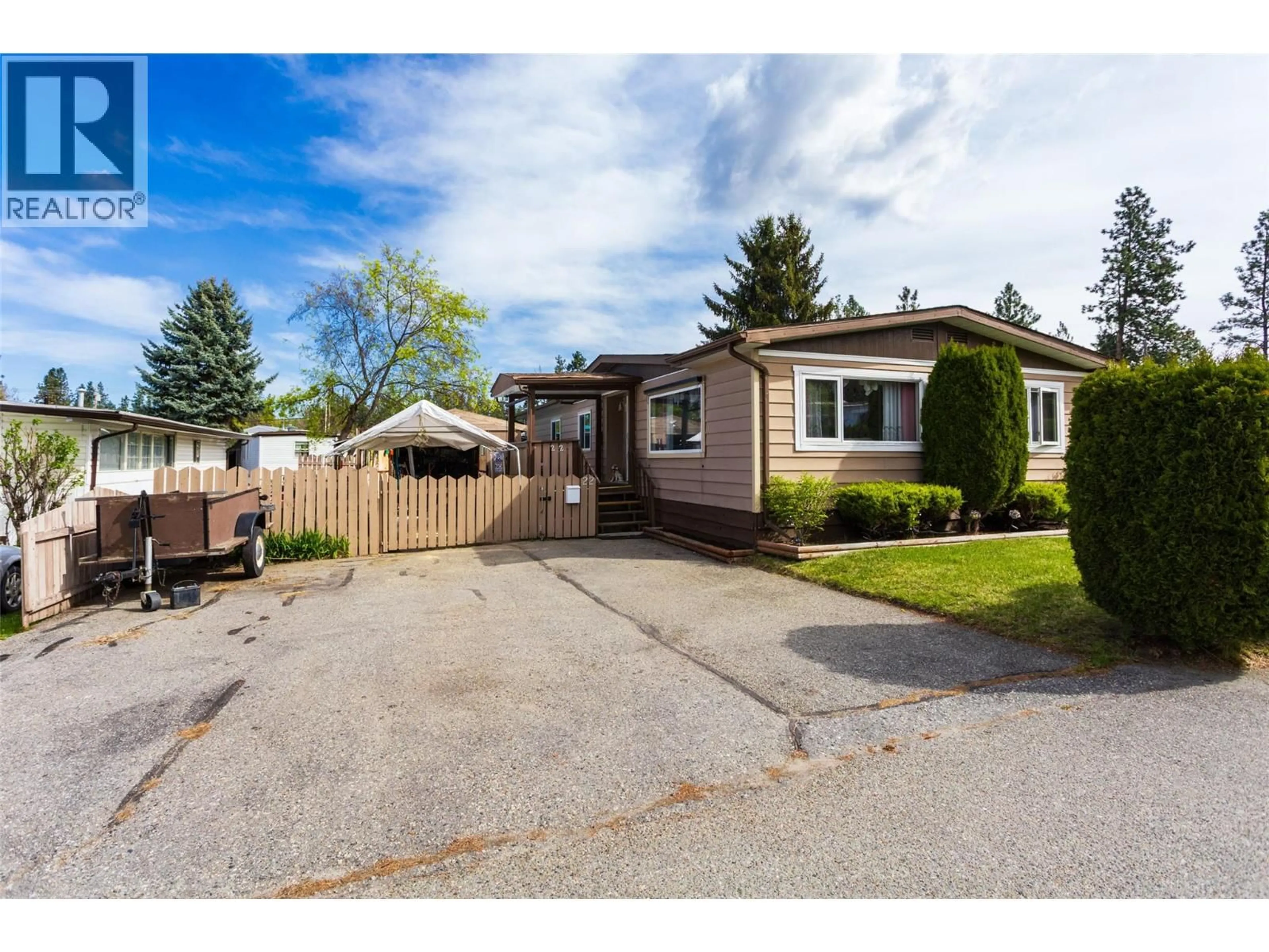 Home with vinyl exterior material, street for 22 - 3535 MCCULLOCH ROAD, Kelowna British Columbia V1W4R8