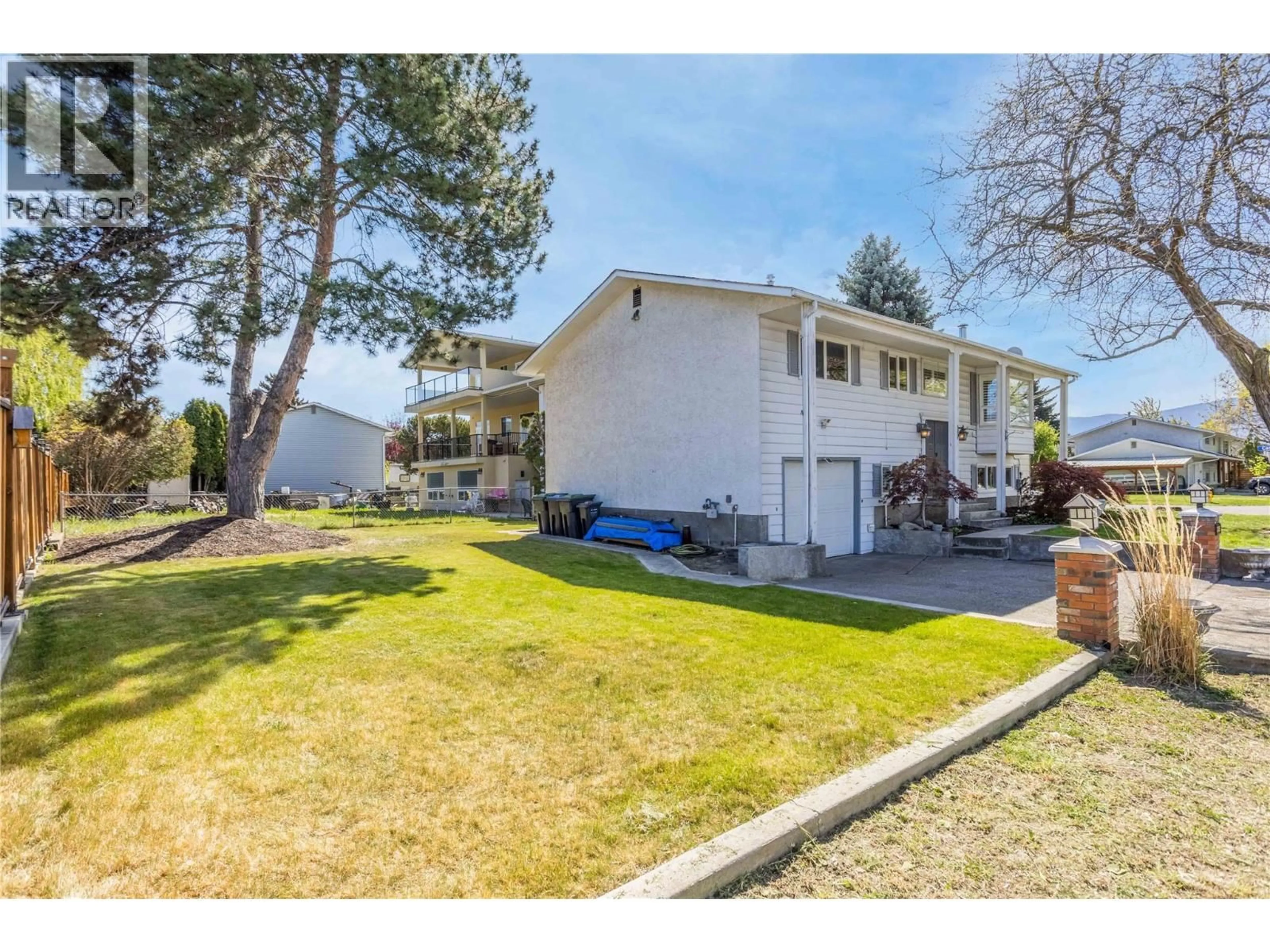 A pic from outside/outdoor area/front of a property/back of a property/a pic from drone, unknown for 2615 GRENFELL ROAD, Kelowna British Columbia V1Y3C9