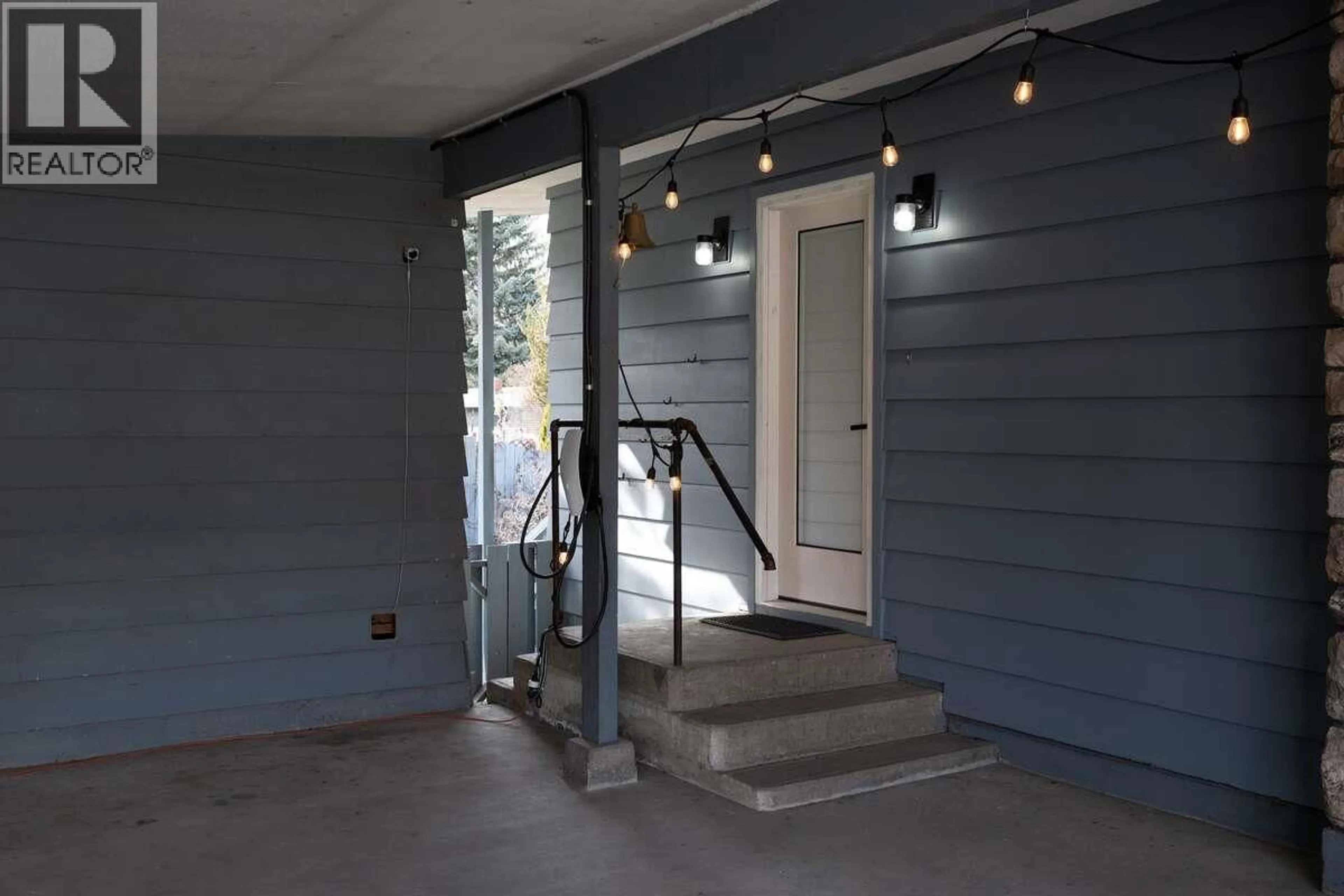 Indoor foyer for 7551 7TH STREET, Grand Forks British Columbia V0H1H0