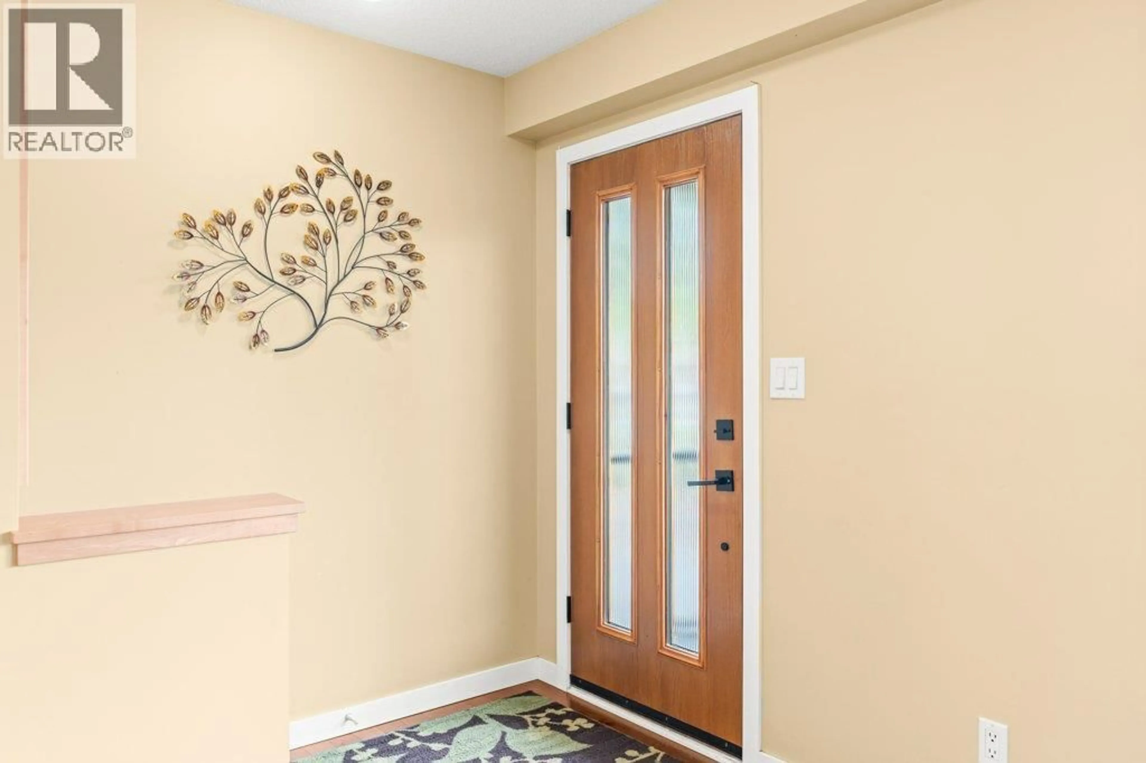 Indoor entryway for 1784 HIGHLAND DRIVE NORTH, Kelowna British Columbia V1Y4L2