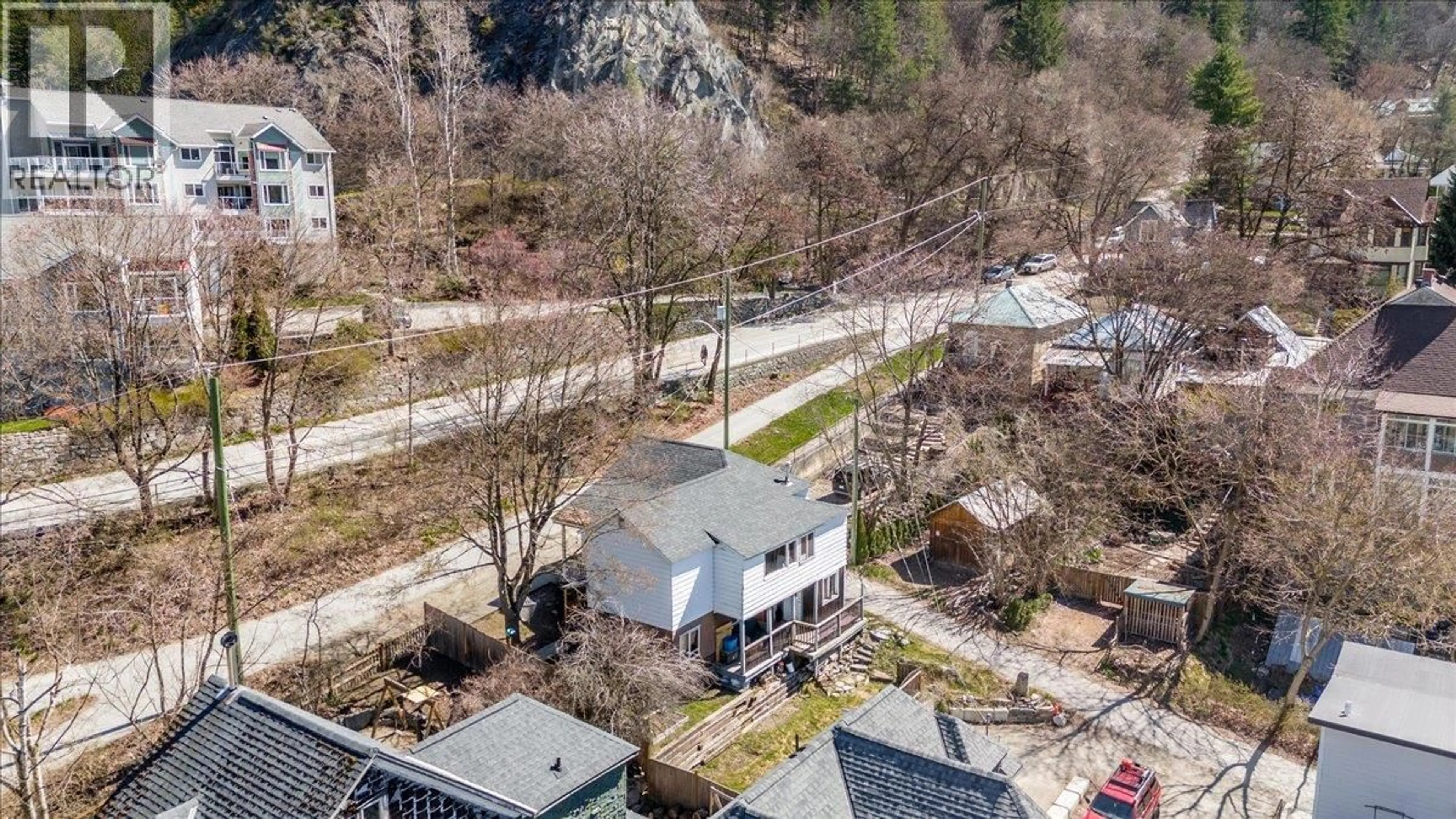 A pic from outside/outdoor area/front of a property/back of a property/a pic from drone, mountain view for 210 PARK STREET, Nelson British Columbia V1L2G6