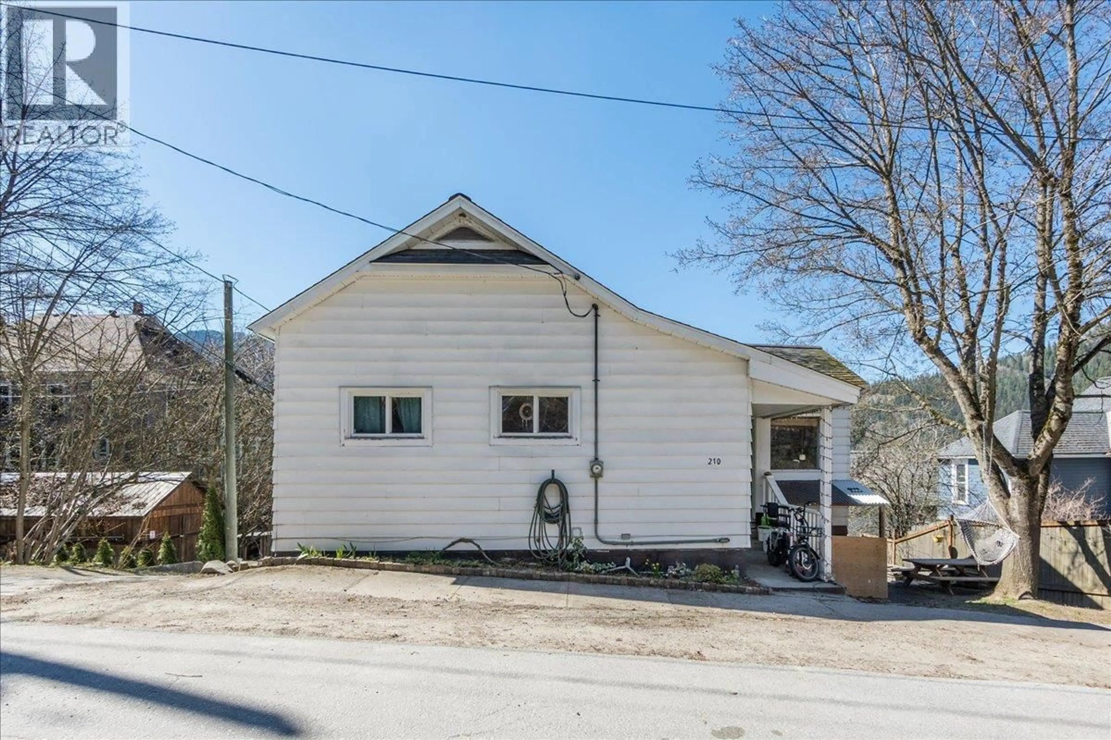 A pic from outside/outdoor area/front of a property/back of a property/a pic from drone, street for 210 PARK STREET, Nelson British Columbia V1L2G6
