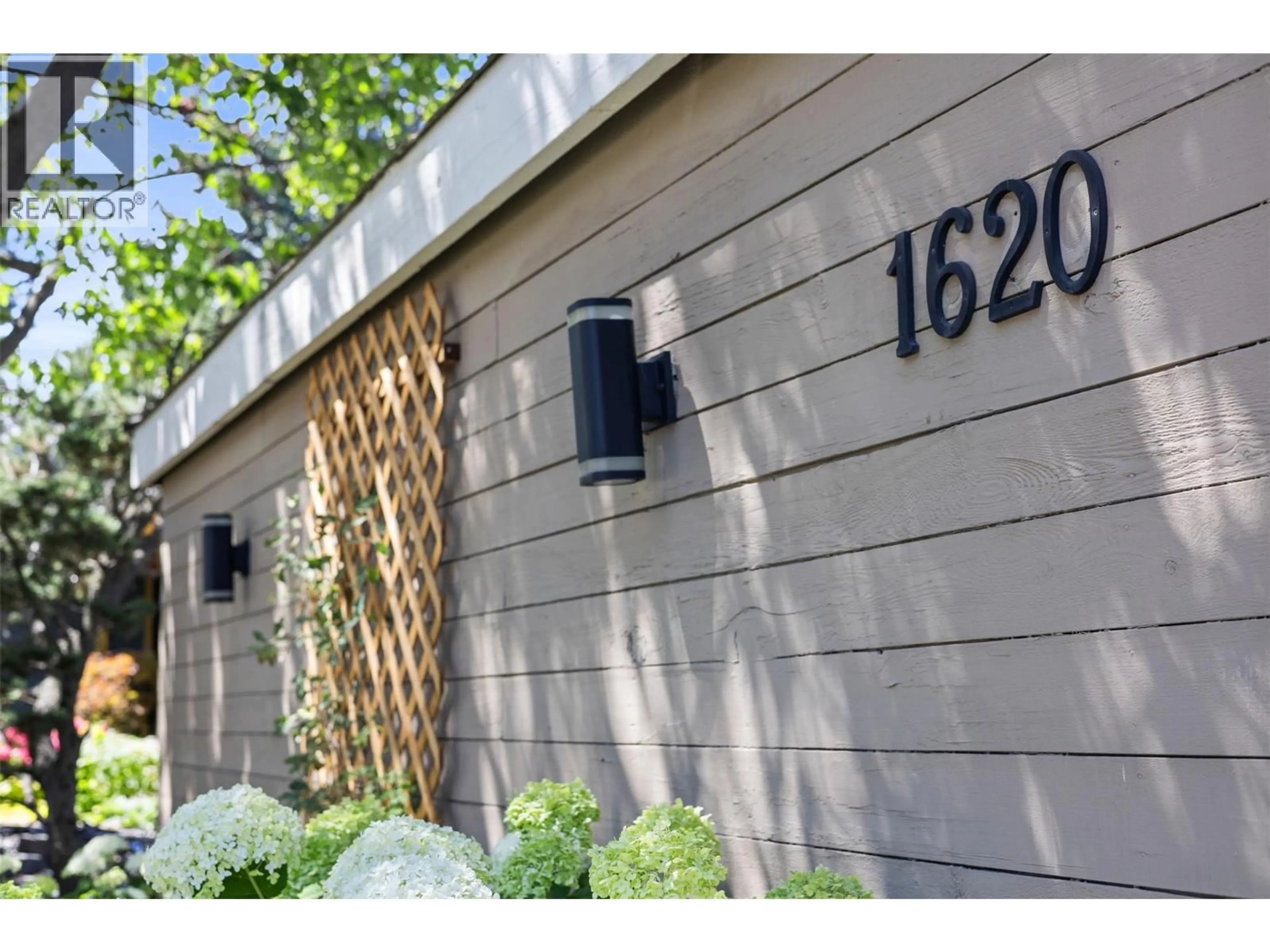 Home with vinyl exterior material, street for 1620 FARNHAM WYND, Kamloops British Columbia V2E1L7