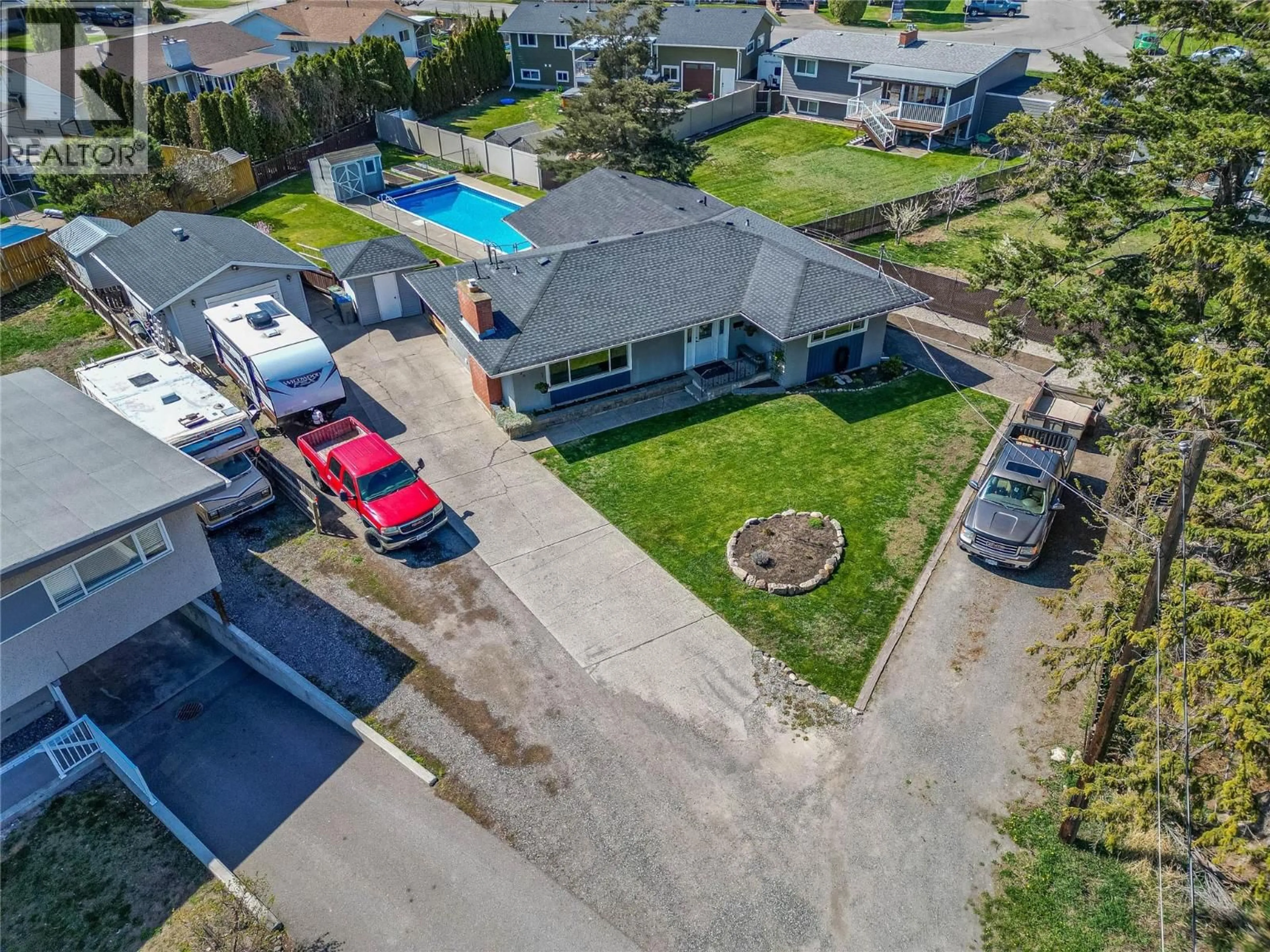 A pic from outside/outdoor area/front of a property/back of a property/a pic from drone, street for 146 CURLEW PLACE, Kamloops British Columbia V2C4J1