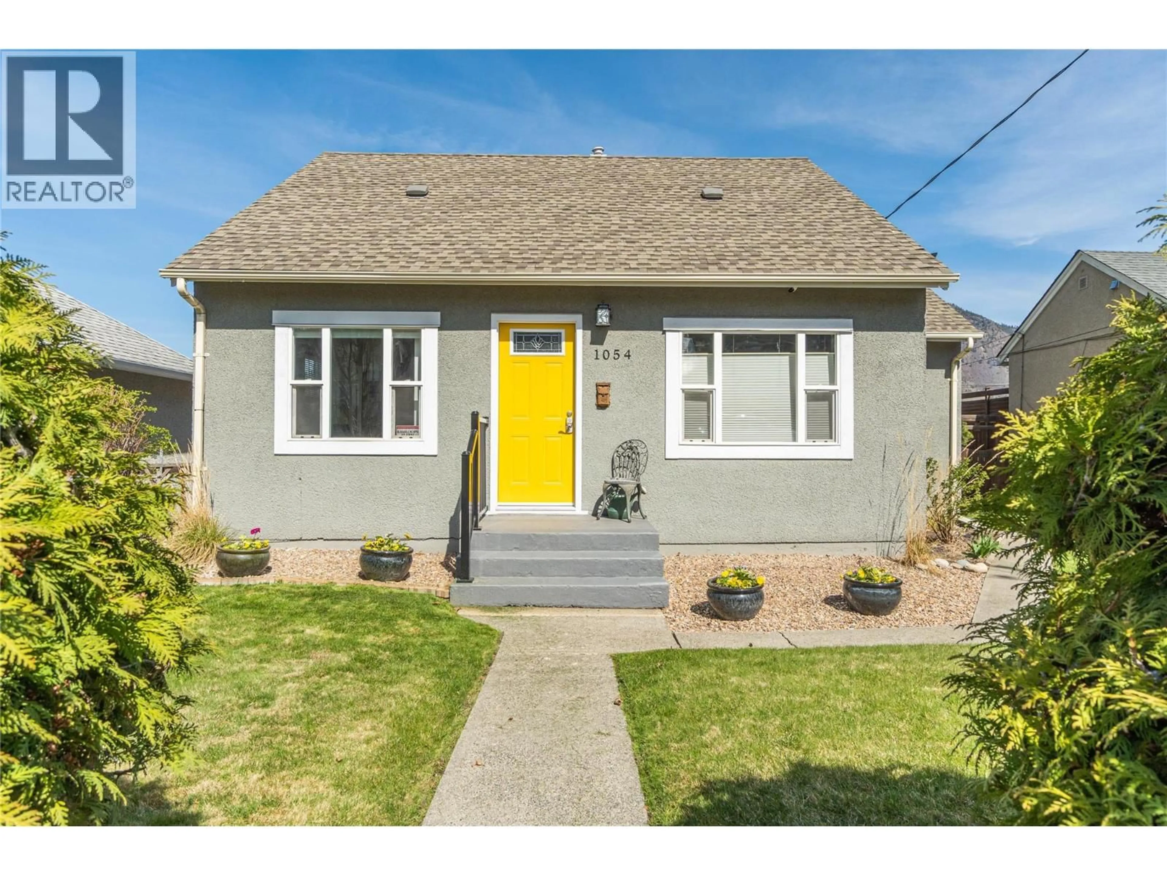 Home with vinyl exterior material, street for 1054 DOMINION STREET, Kamloops British Columbia V2C2Y5