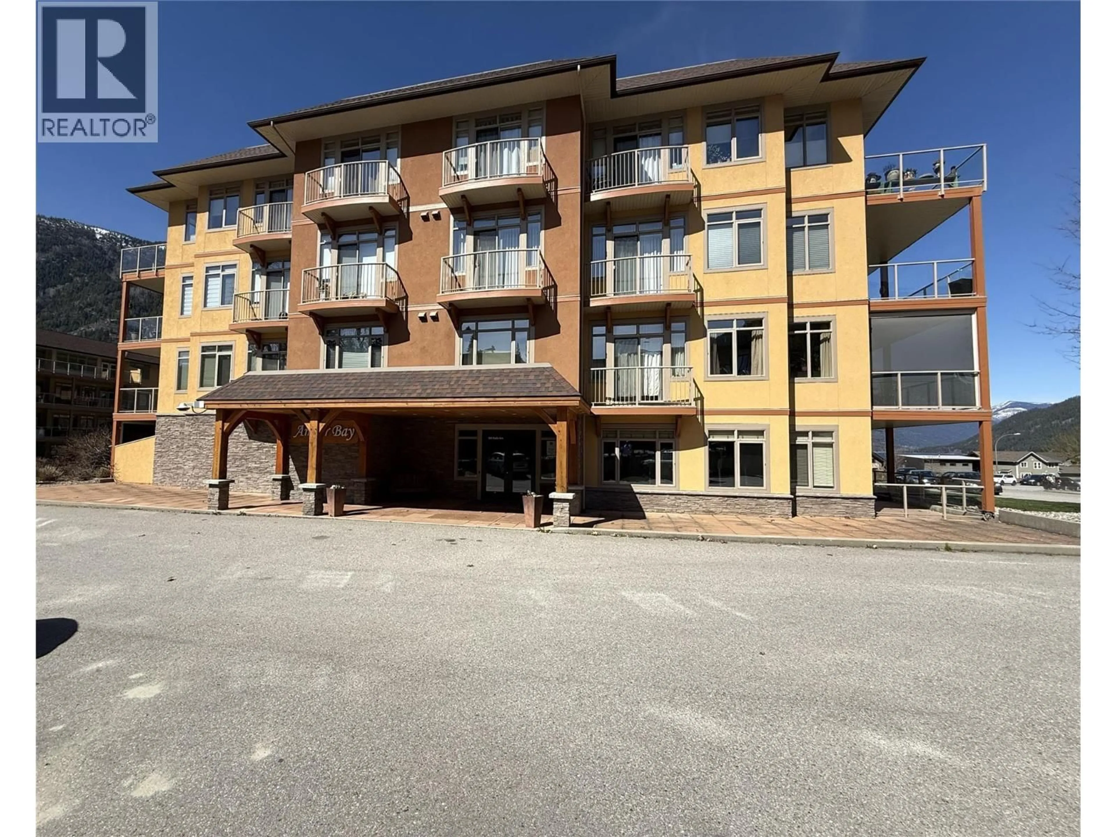 Patio, building for 302 - 909 RADIO AVENUE, Nelson British Columbia V1L3L2