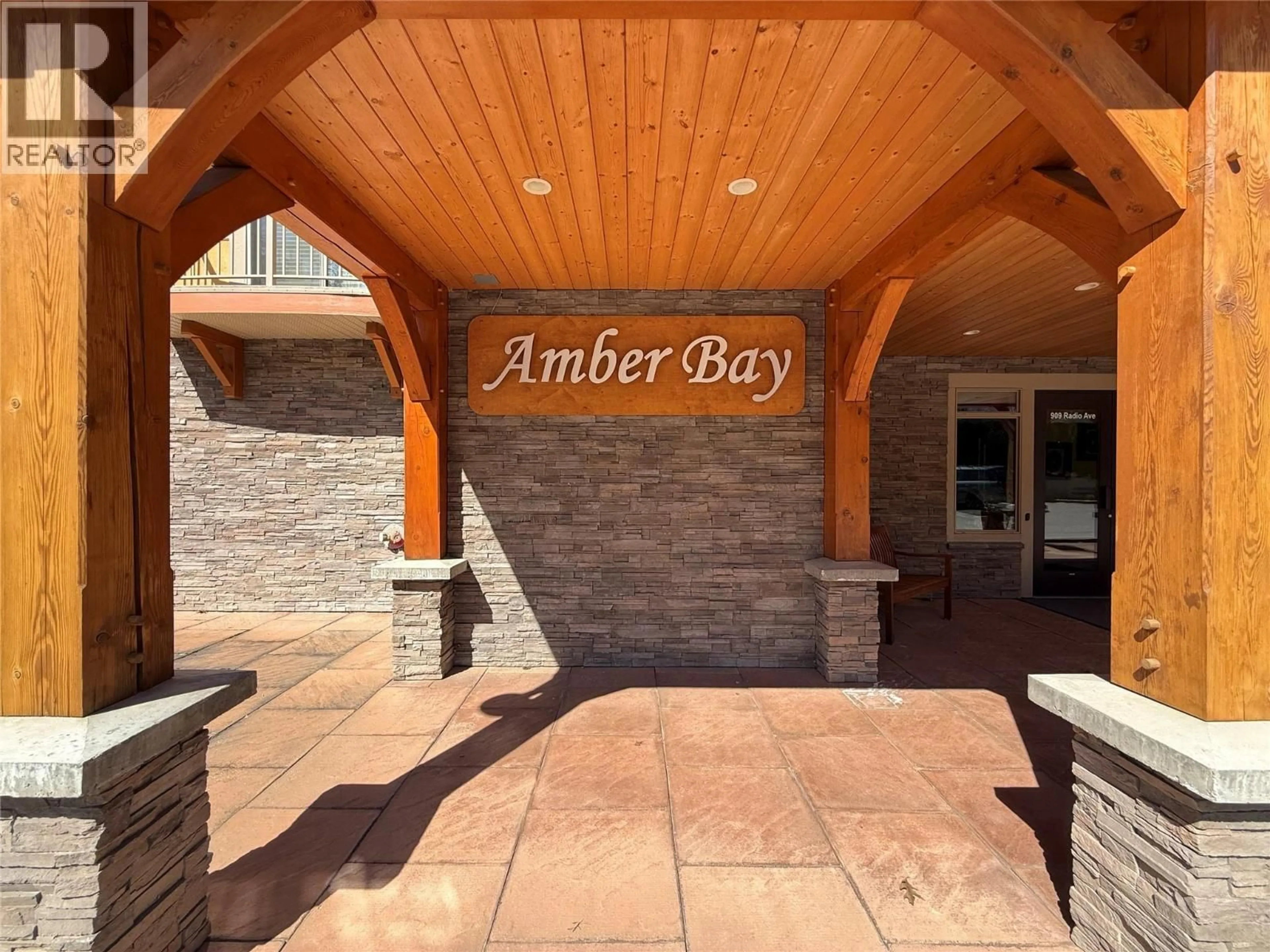 Indoor foyer for 302 - 909 RADIO AVENUE, Nelson British Columbia V1L3L2