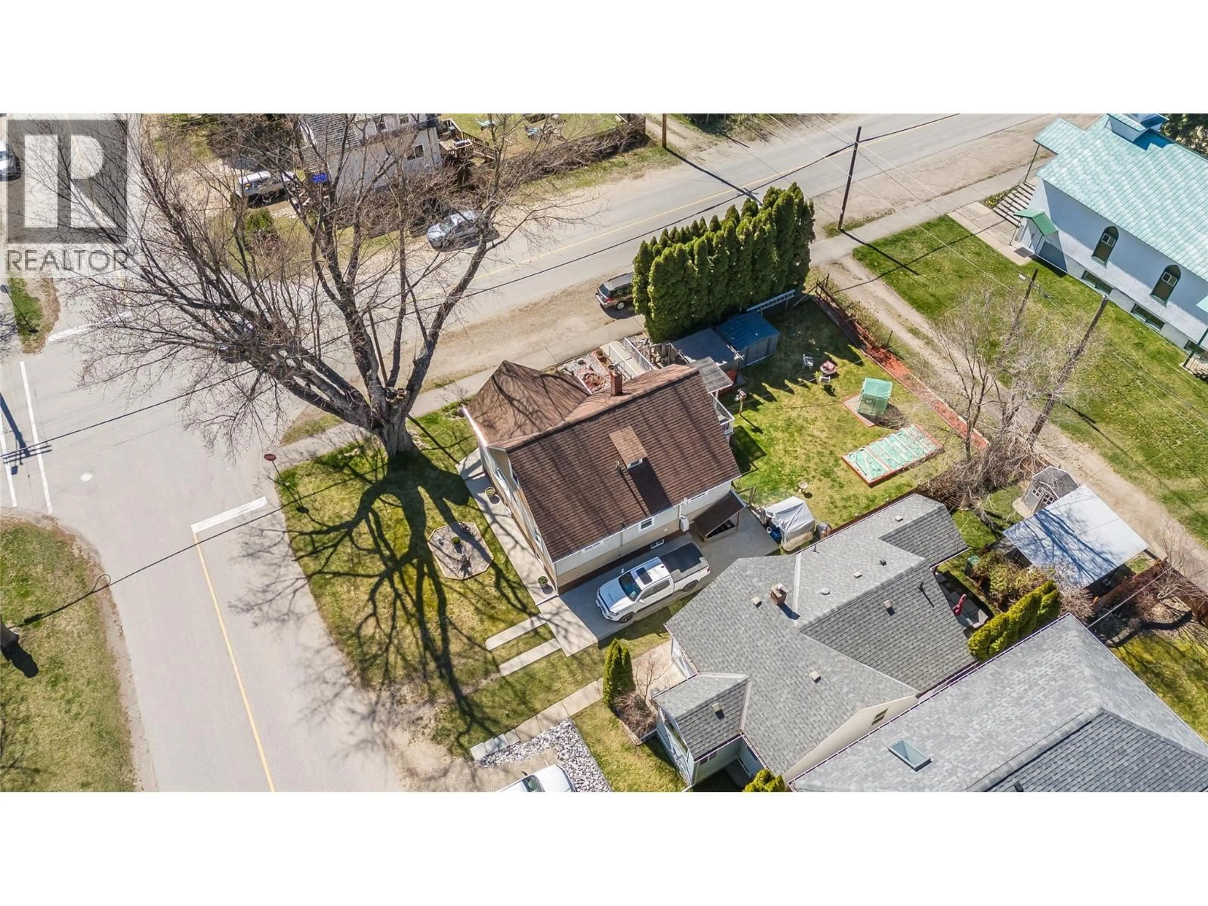 A pic from outside/outdoor area/front of a property/back of a property/a pic from drone, street for 701 4TH STREET, Castlegar British Columbia V1N2B7