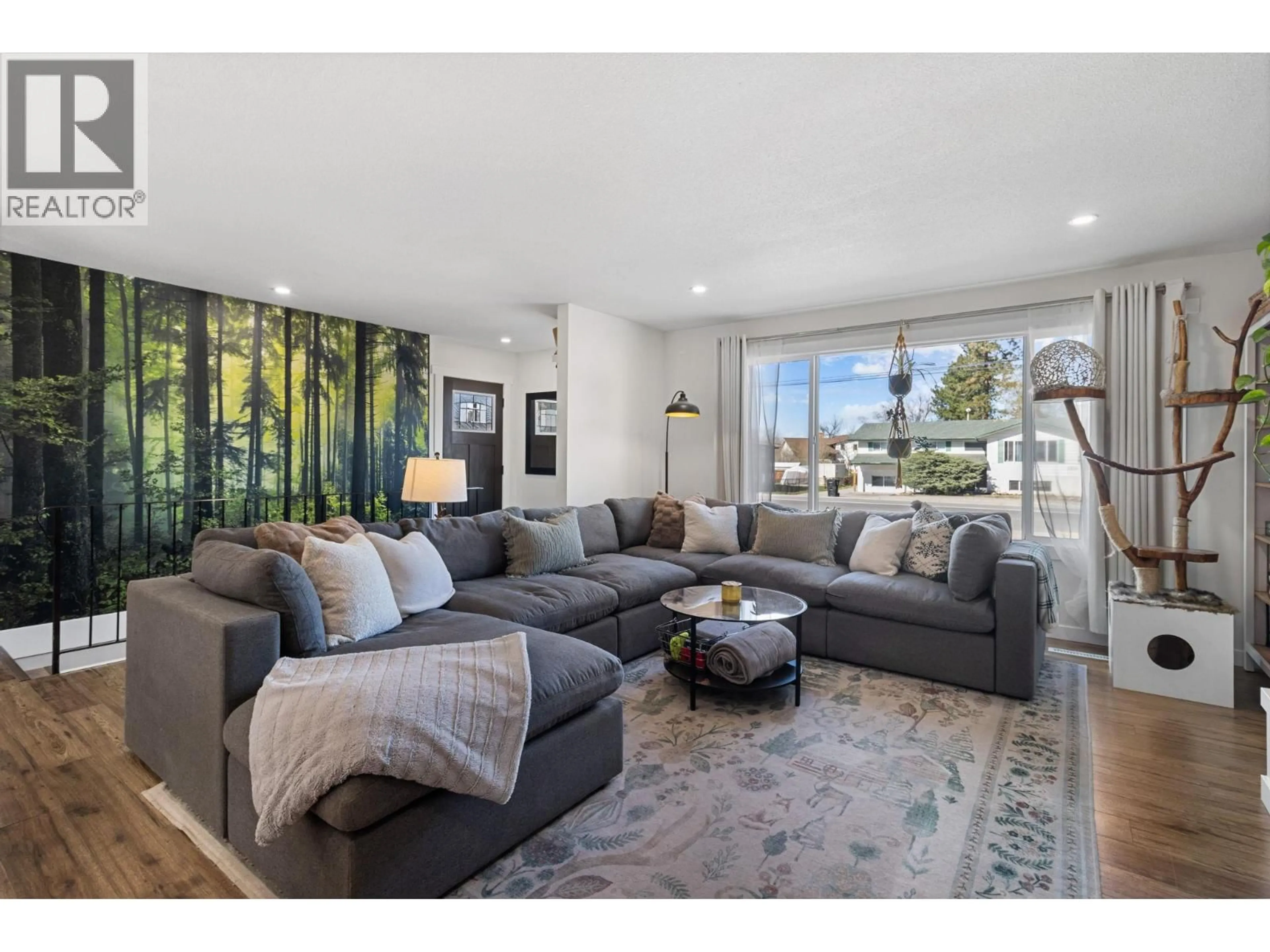 Living room with furniture, unknown for 2605 SPRINGFIELD ROAD, Kelowna British Columbia V1X1B9