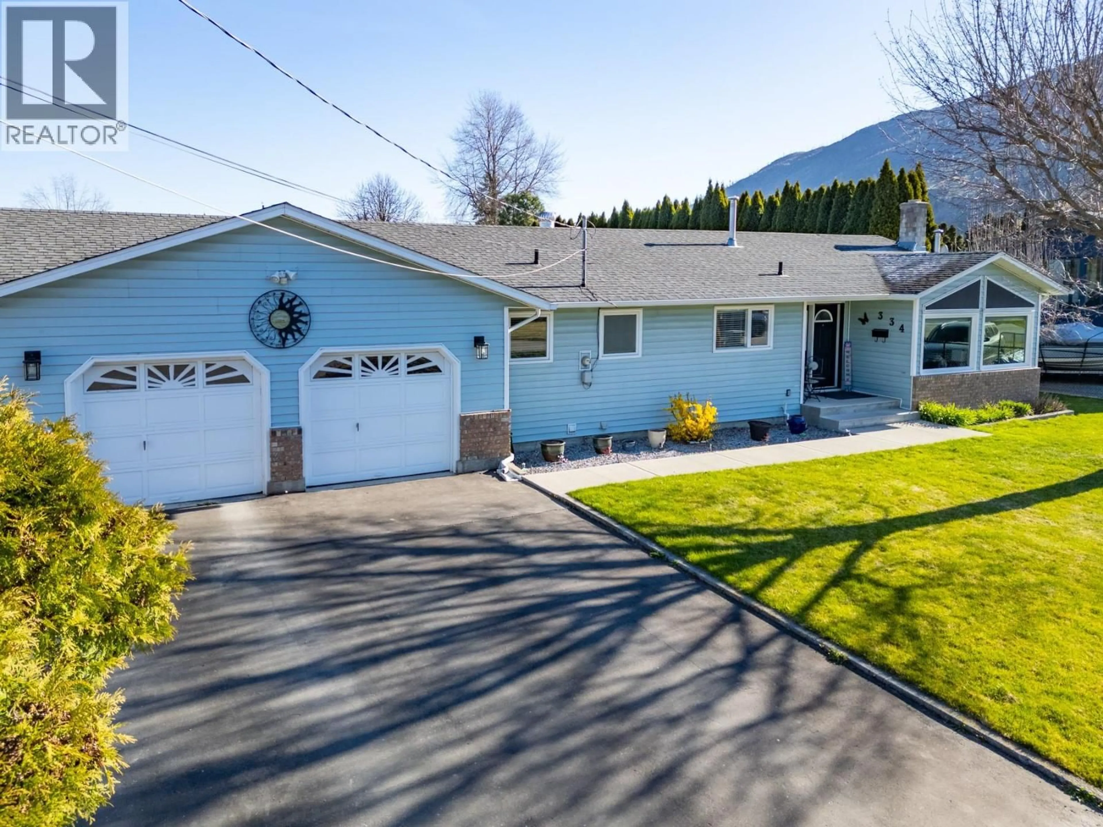 Home with vinyl exterior material, street for 334 CHILCO AVENUE, Kamloops British Columbia V2H1L9