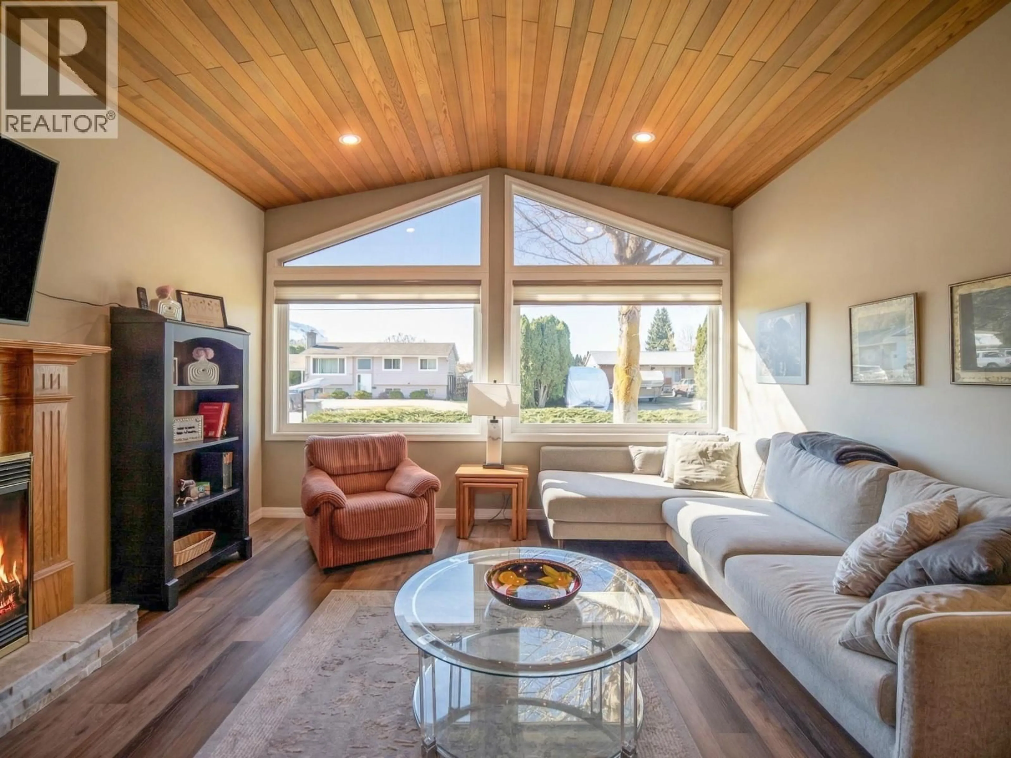 Living room with furniture, wood/laminate floor for 334 CHILCO AVENUE, Kamloops British Columbia V2H1L9