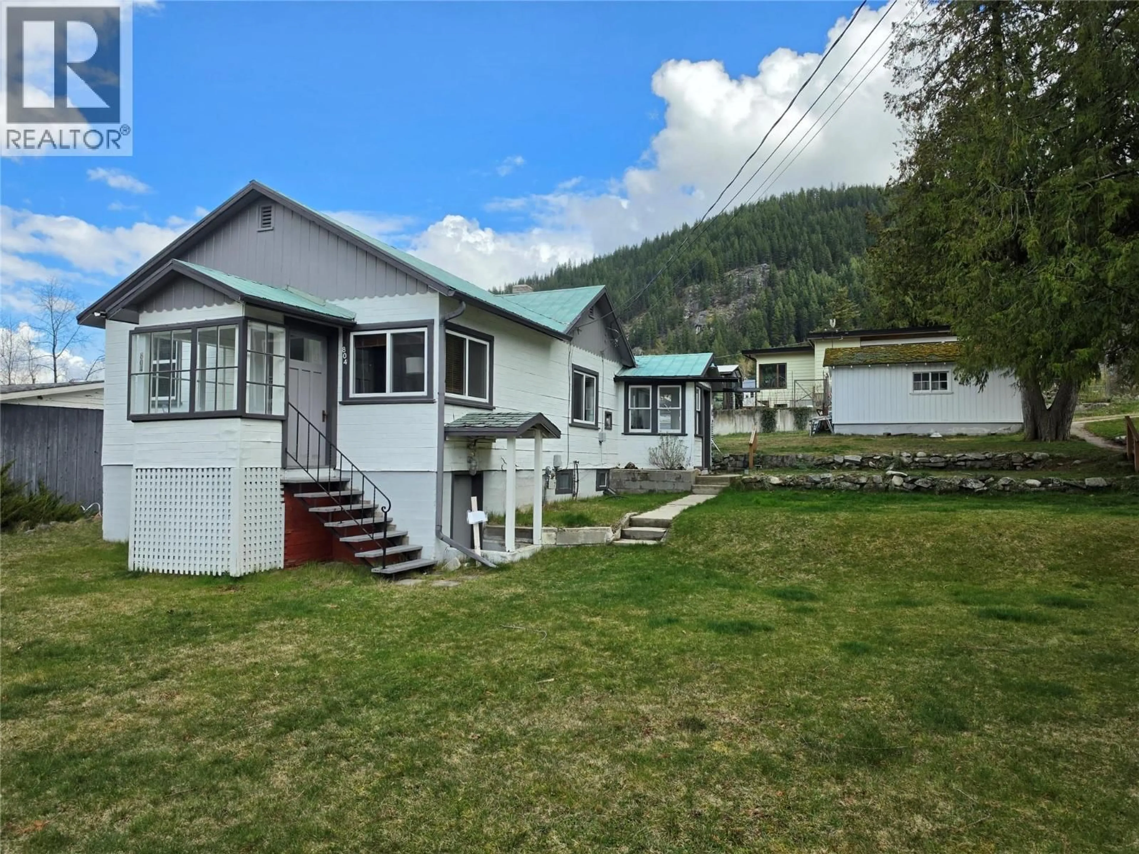 A pic from outside/outdoor area/front of a property/back of a property/a pic from drone, mountain view for 804 EIGHTH STREET, Nelson British Columbia V1L3B1
