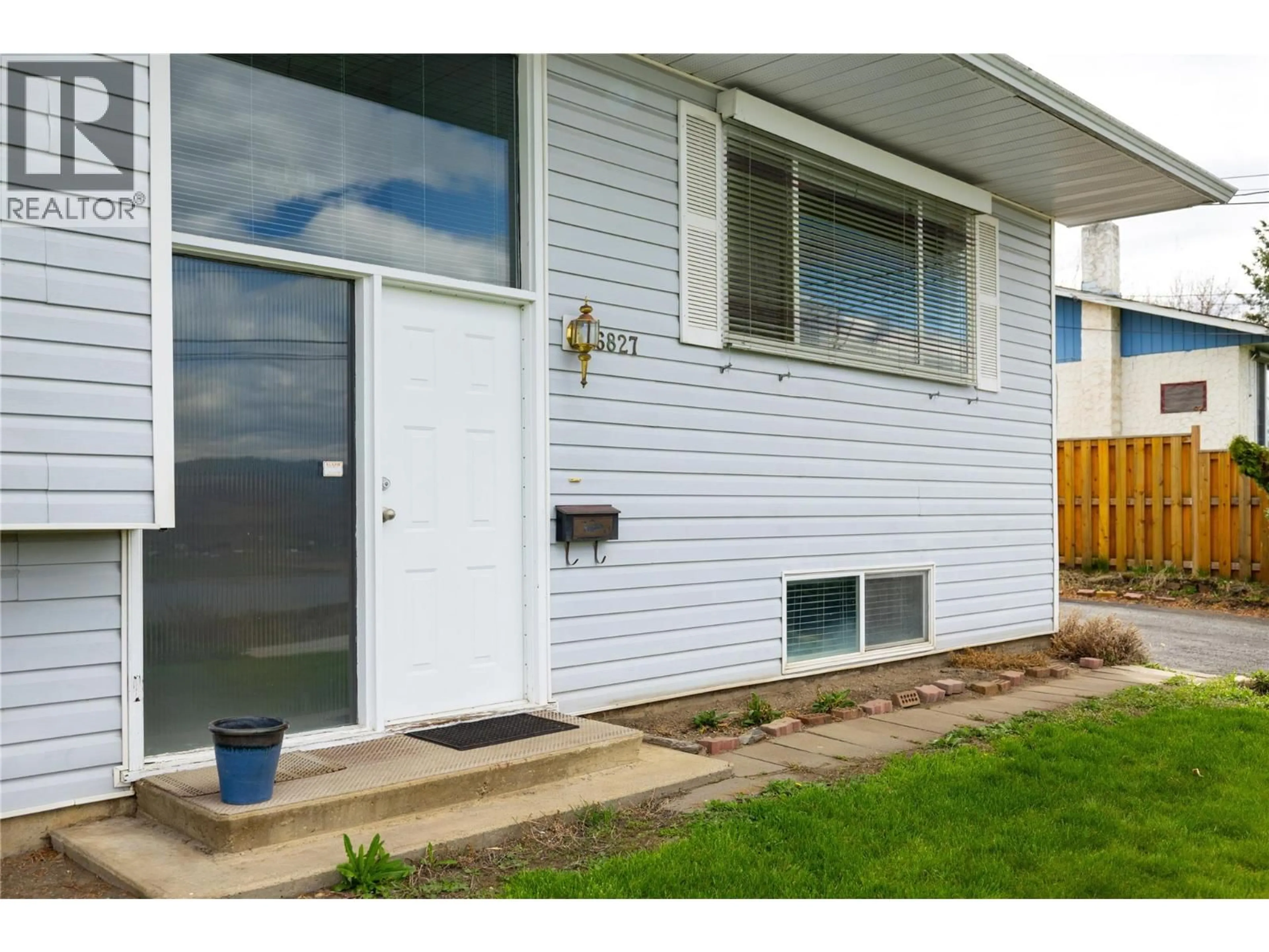 Home with vinyl exterior material, street for 6827 HERRY ROAD, Vernon British Columbia V1B3T4