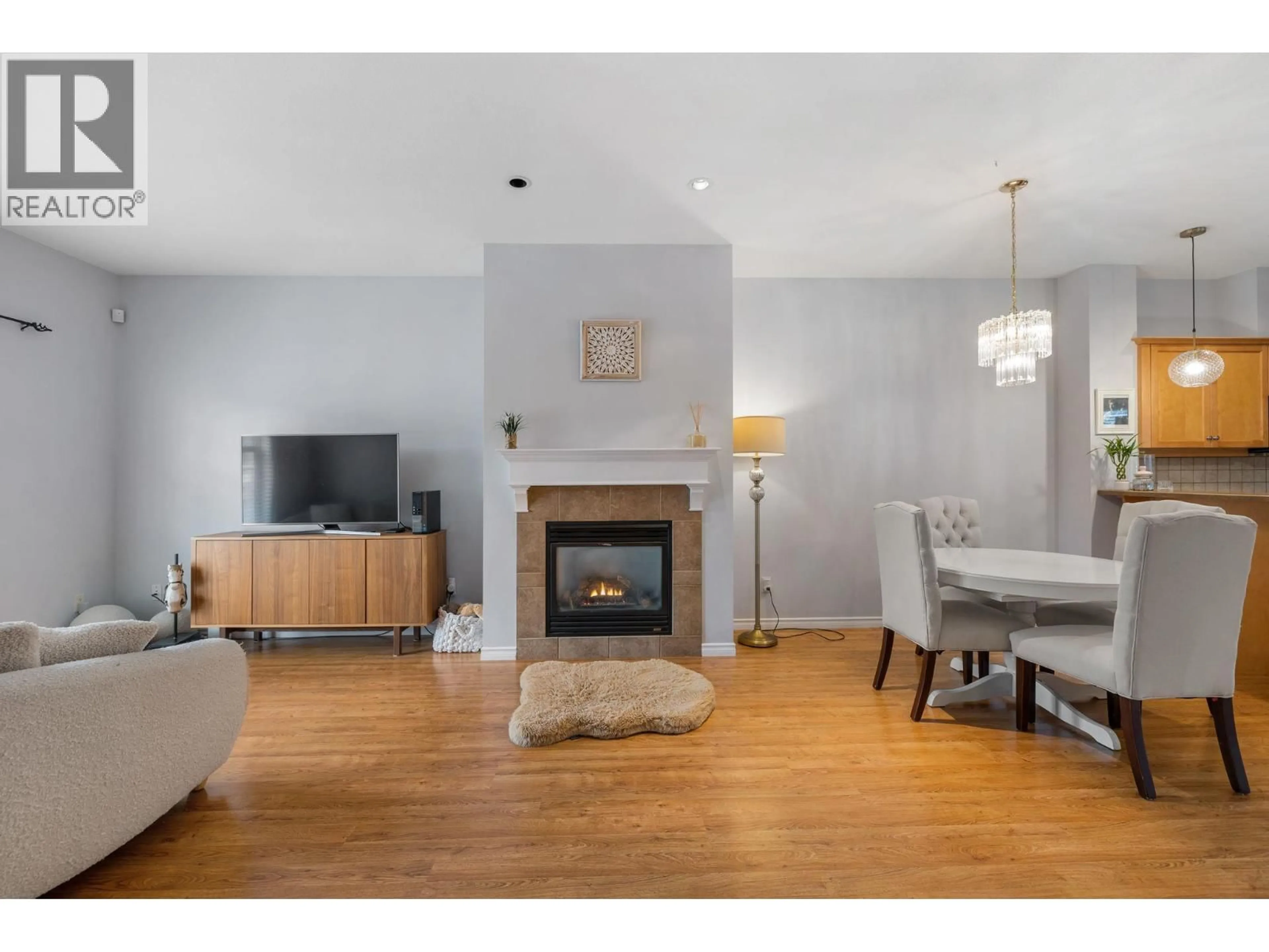 Living room with furniture, wood/laminate floor for 6 - 380 PROVIDENCE AVENUE, Kelowna British Columbia V1W4Z6