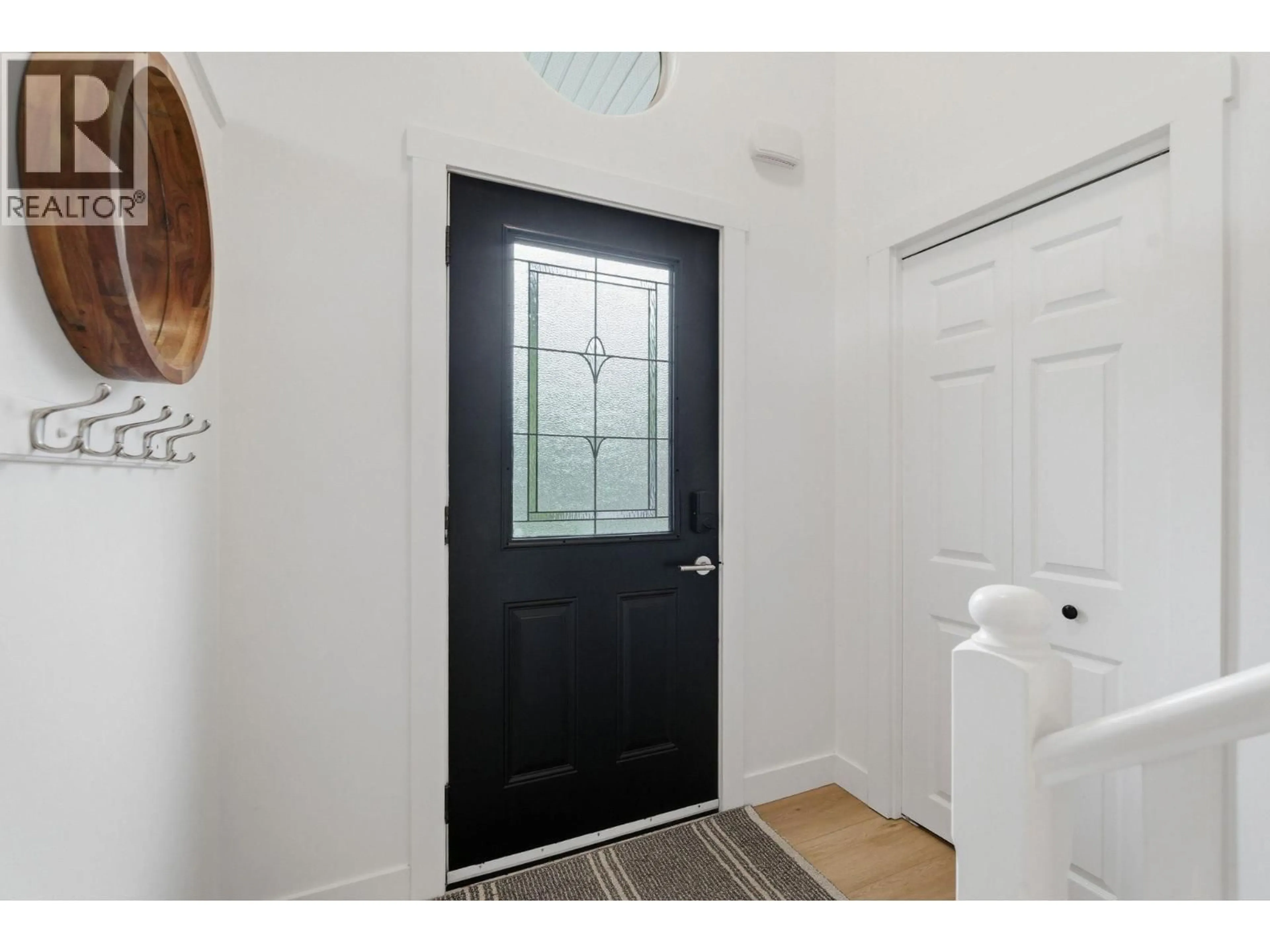 Indoor entryway for 1729 GILLARD DRIVE, Kelowna British Columbia V1Y4K2