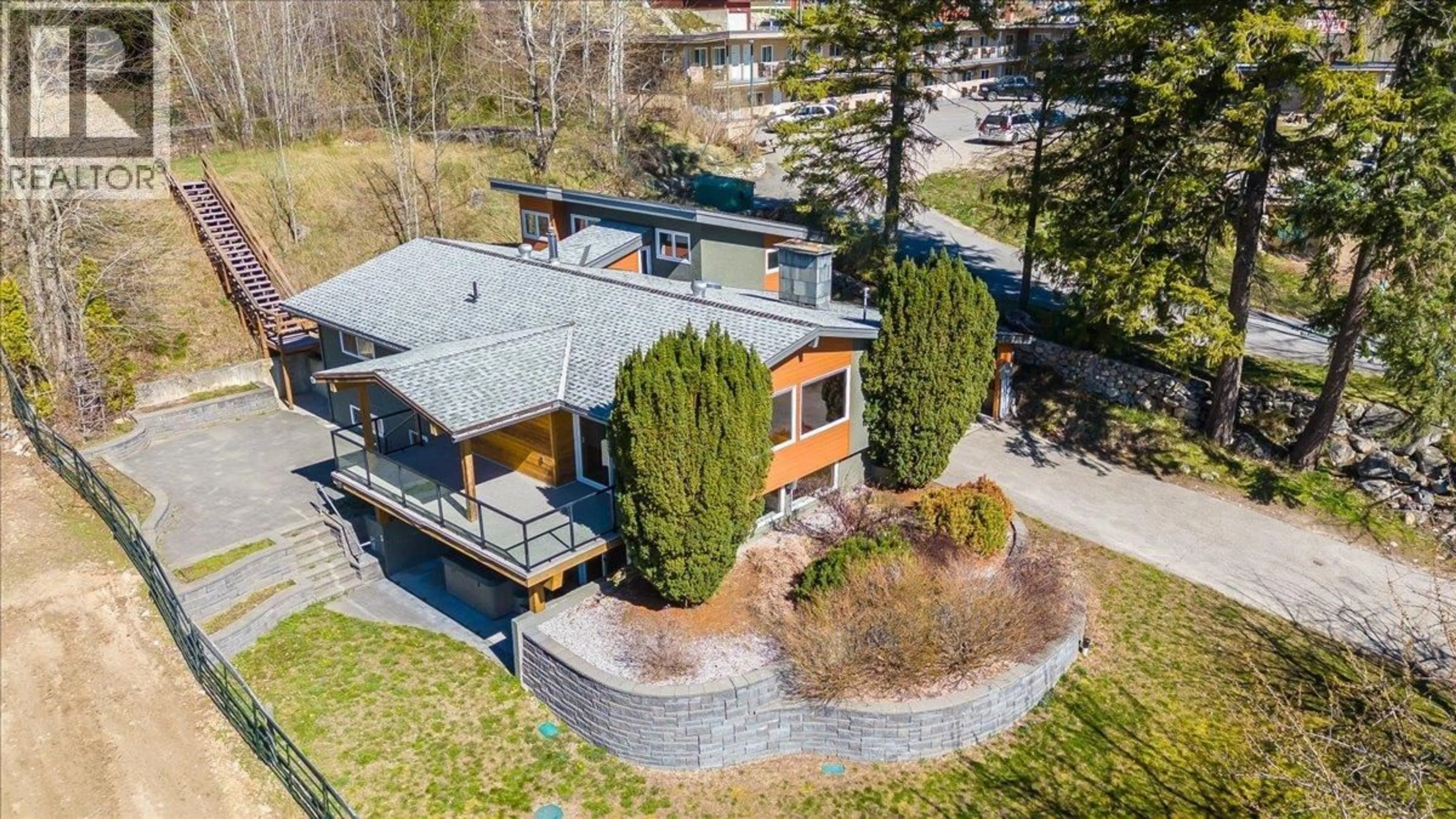 A pic from outside/outdoor area/front of a property/back of a property/a pic from drone, street for 633 JORGENSEN ROAD, Nelson British Columbia V1L5P4