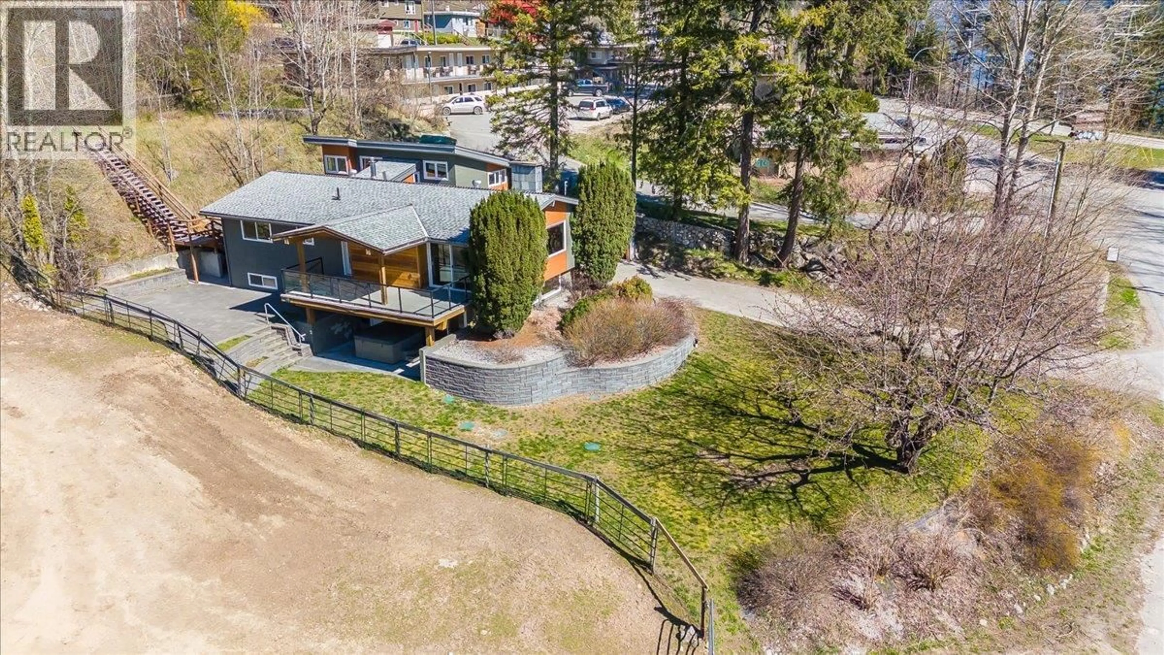 A pic from outside/outdoor area/front of a property/back of a property/a pic from drone, street for 633 JORGENSEN ROAD, Nelson British Columbia V1L5P4