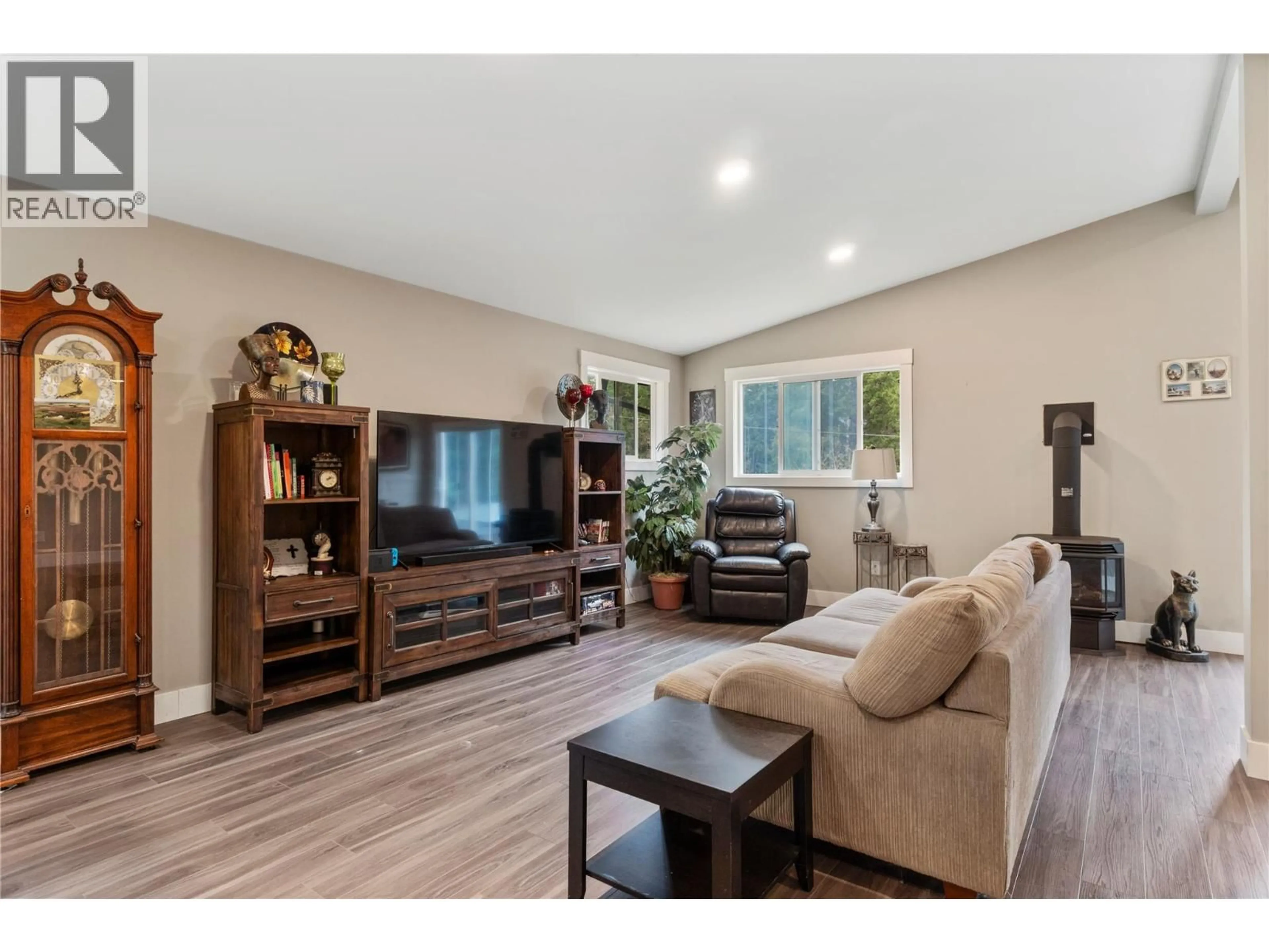 Living room with furniture, wood/laminate floor for 719 ABBINGTON LANE, Tappen British Columbia V0E2X3