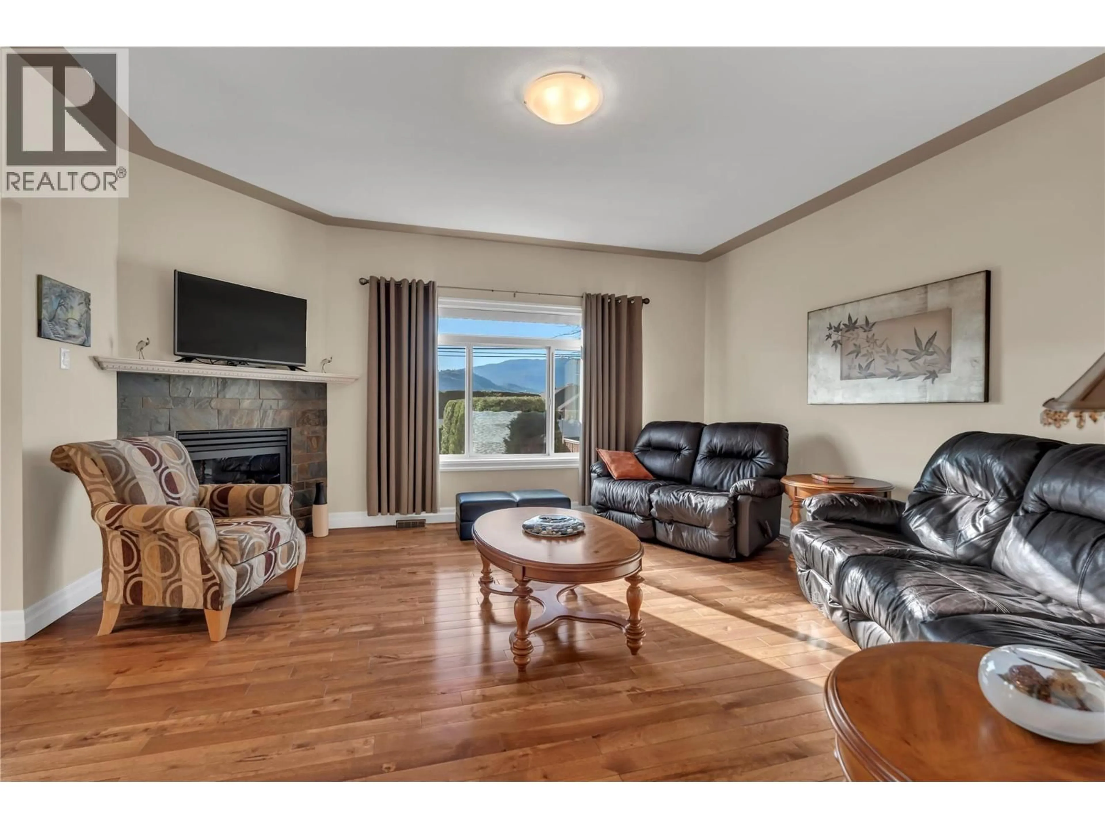 Living room with furniture, wood/laminate floor for 103 - 3332 SOUTH MAIN STREET, Penticton British Columbia V2A5J6