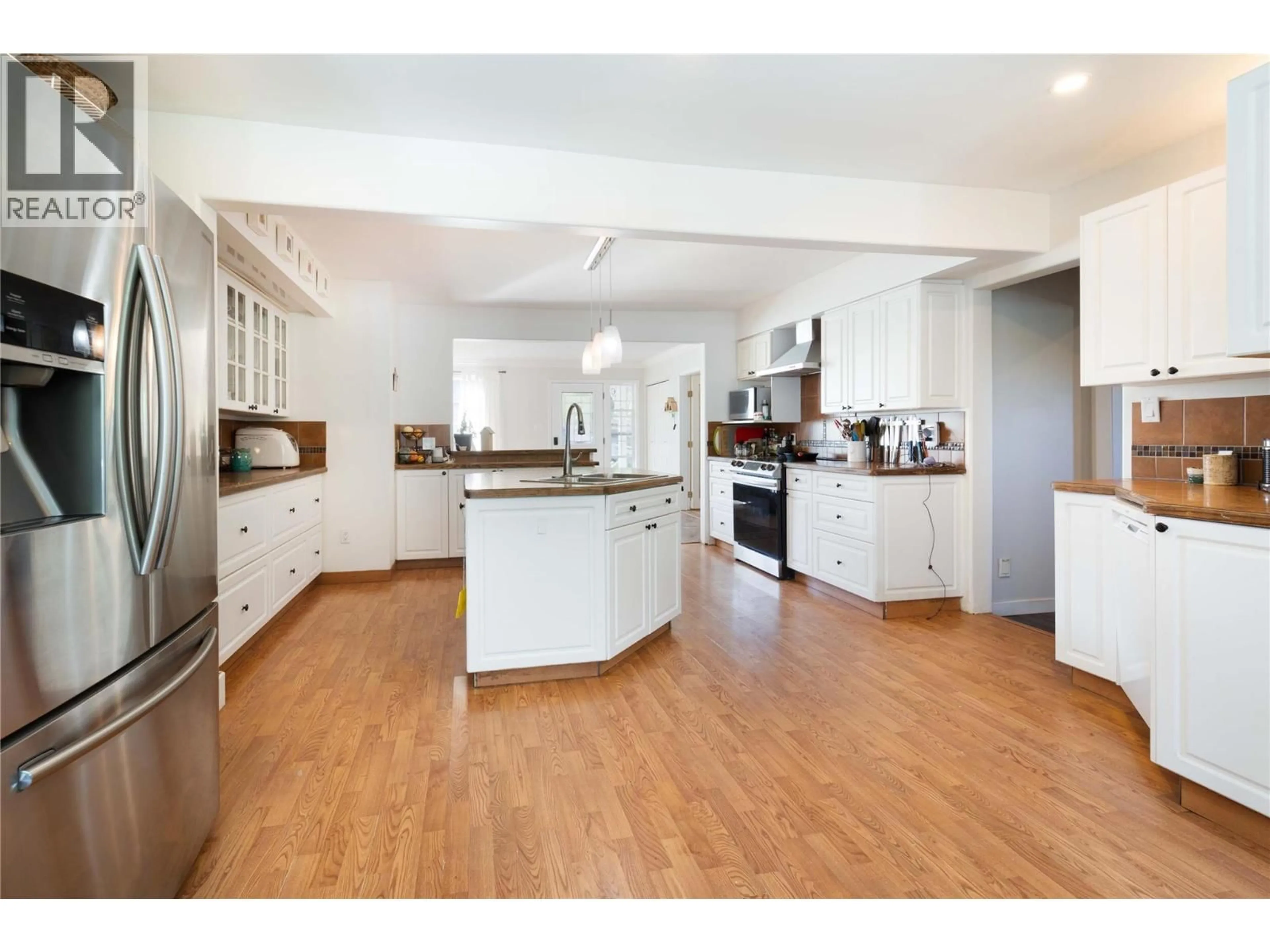 Open concept kitchen, unknown for 4350 50 STREET NORTHEAST, Salmon Arm British Columbia V1E1Y5
