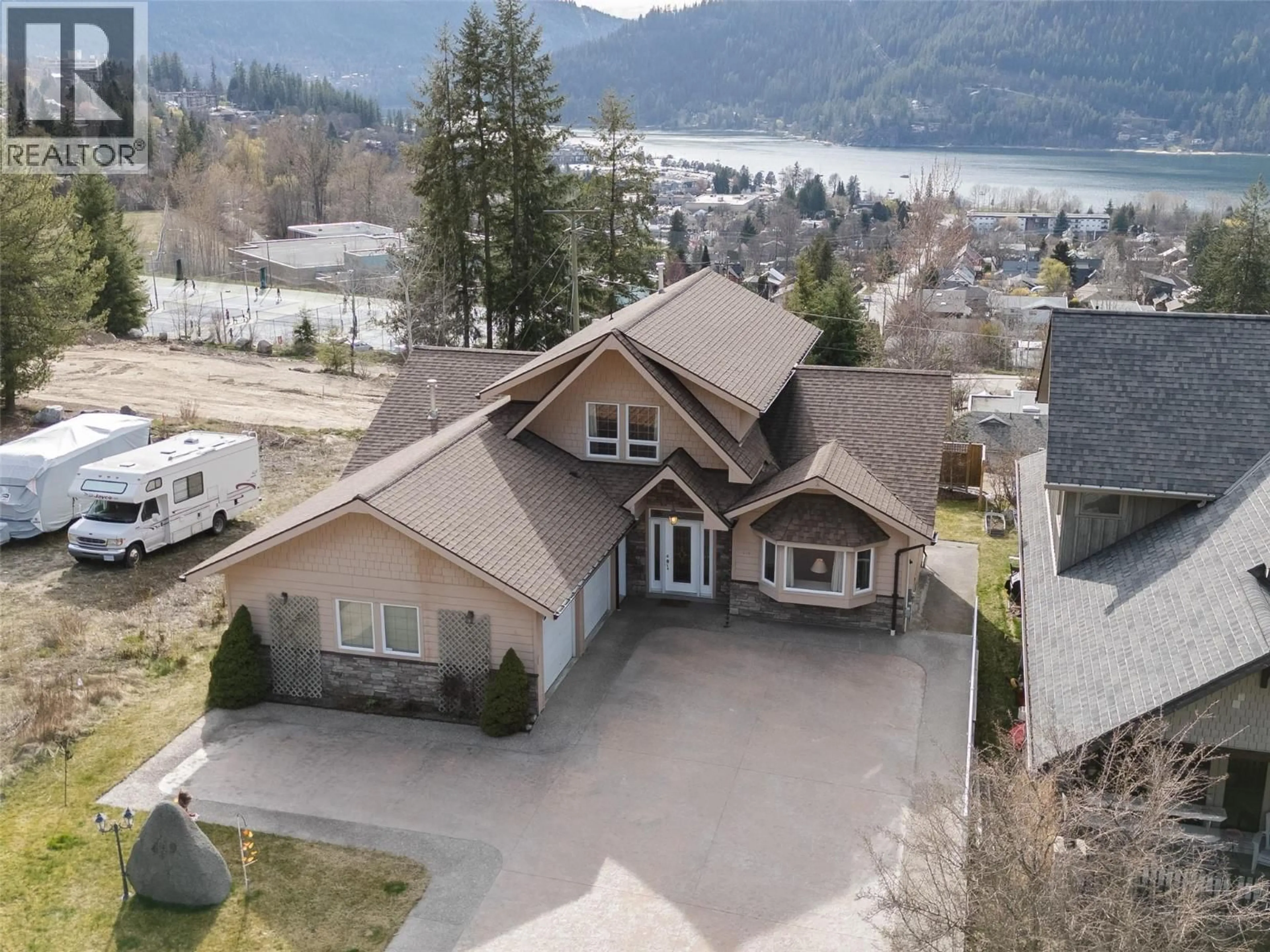 A pic from outside/outdoor area/front of a property/back of a property/a pic from drone, water/lake/river/ocean view for 449 HAMPTON GRAY PLACE, Nelson British Columbia V1L7A8