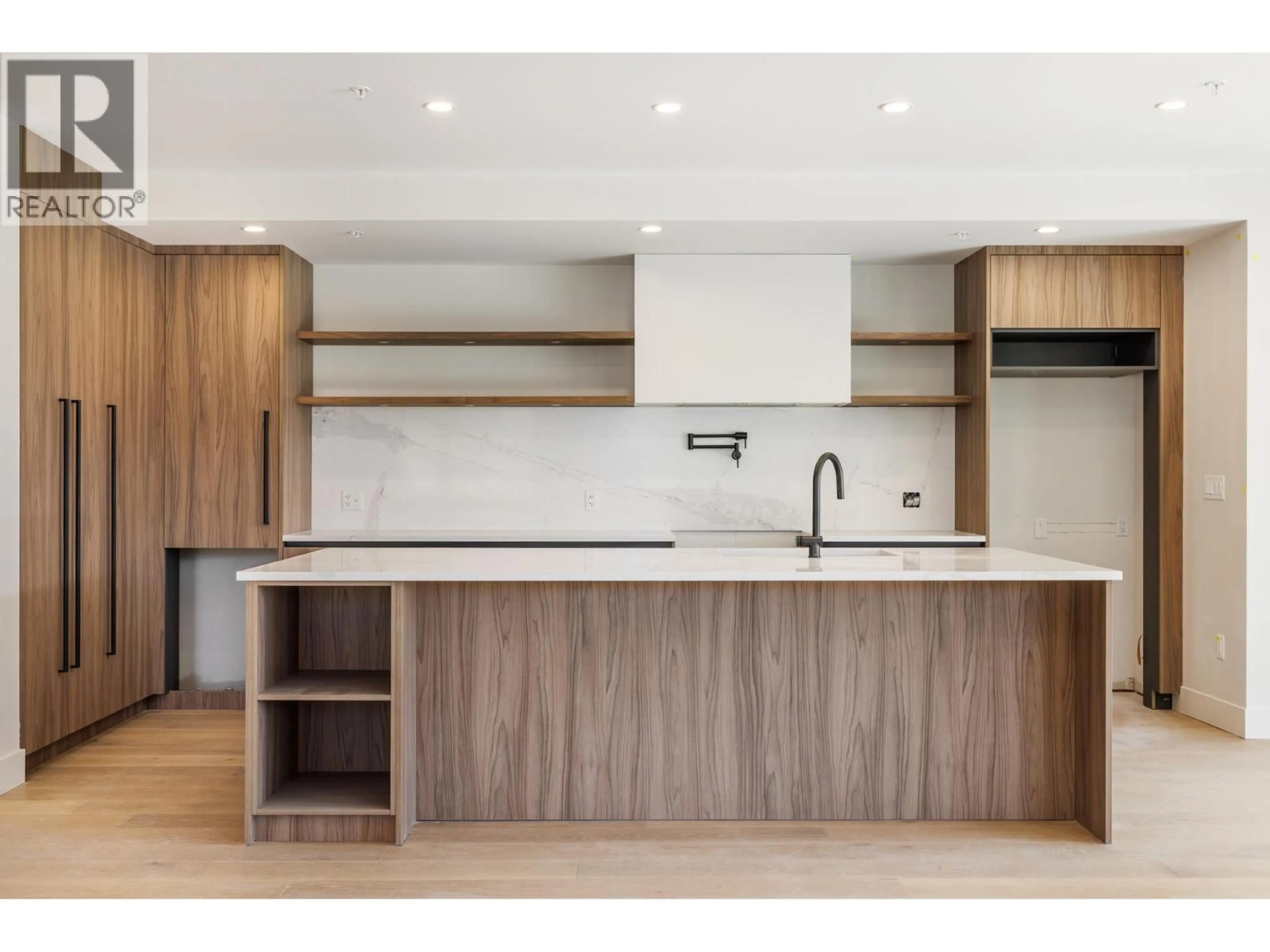 Open concept kitchen, wood/laminate floor for 102 - 5304 BUCHANAN ROAD, Peachland British Columbia V0H1X1