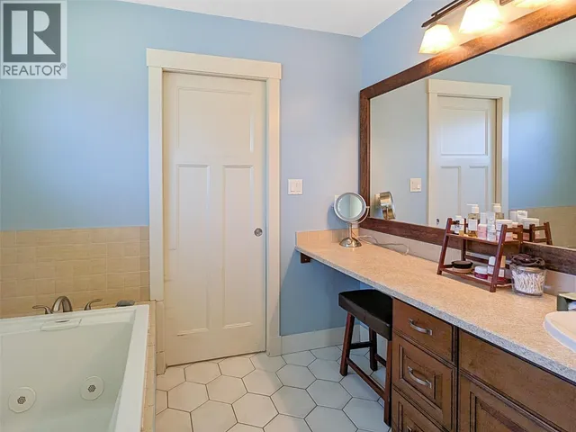 1007 HAROLD STREET, Slocan 4