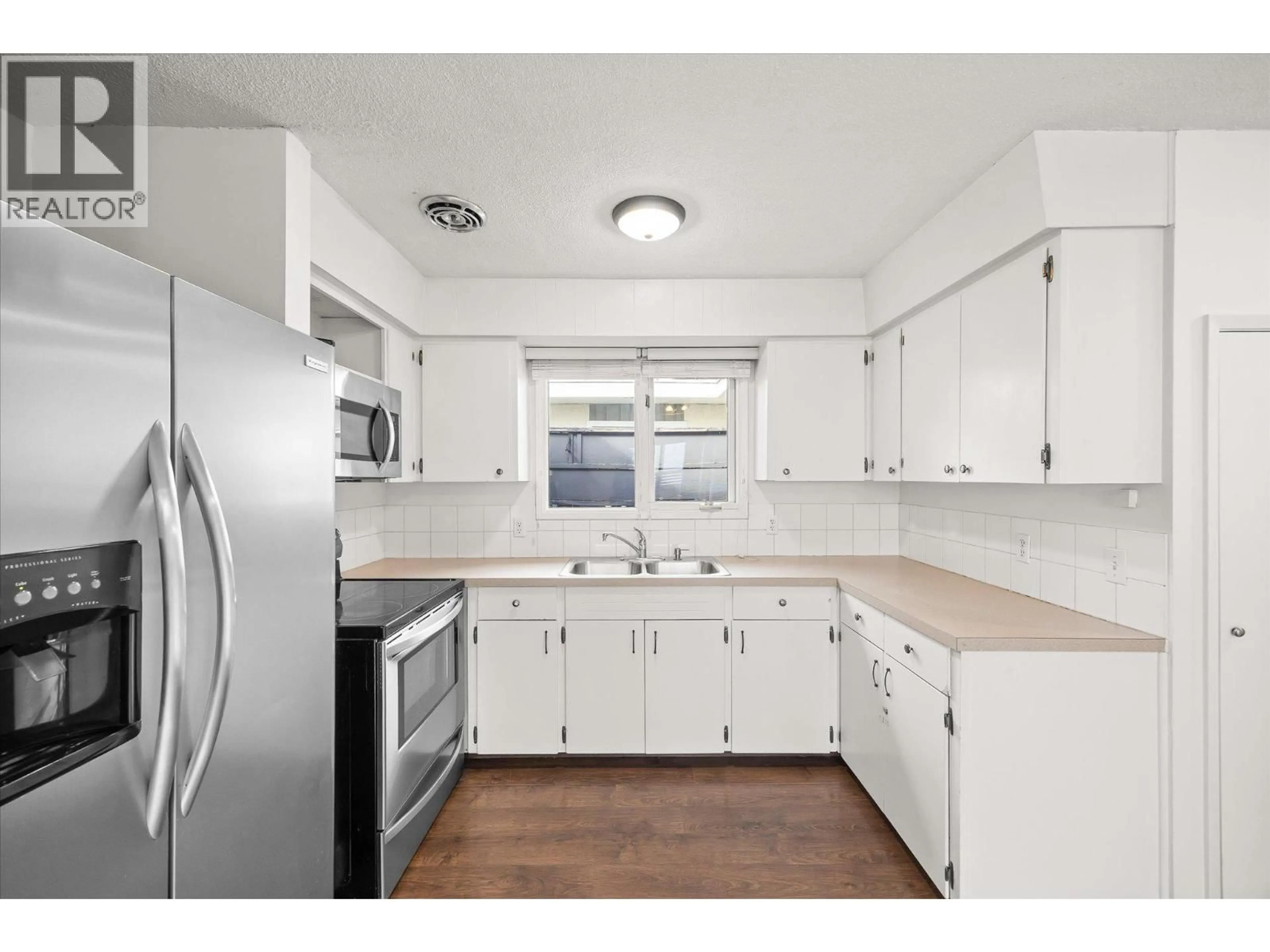 Standard kitchen, unknown for 746 RAYMER AVENUE, Kelowna British Columbia V1X2Z8