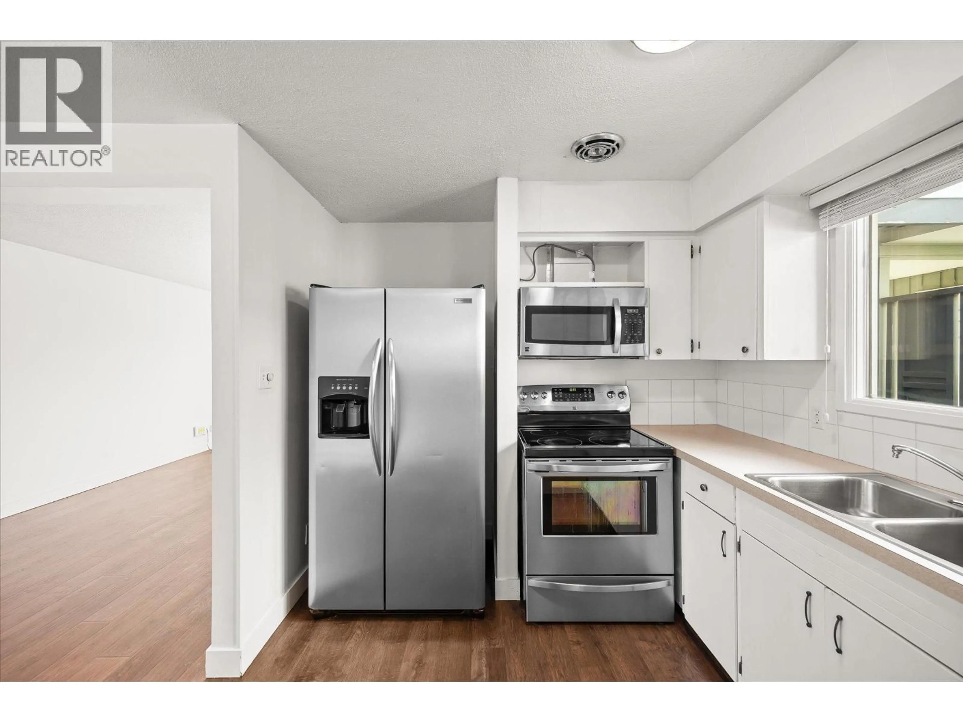 Standard kitchen, unknown for 746 RAYMER AVENUE, Kelowna British Columbia V1X2Z8