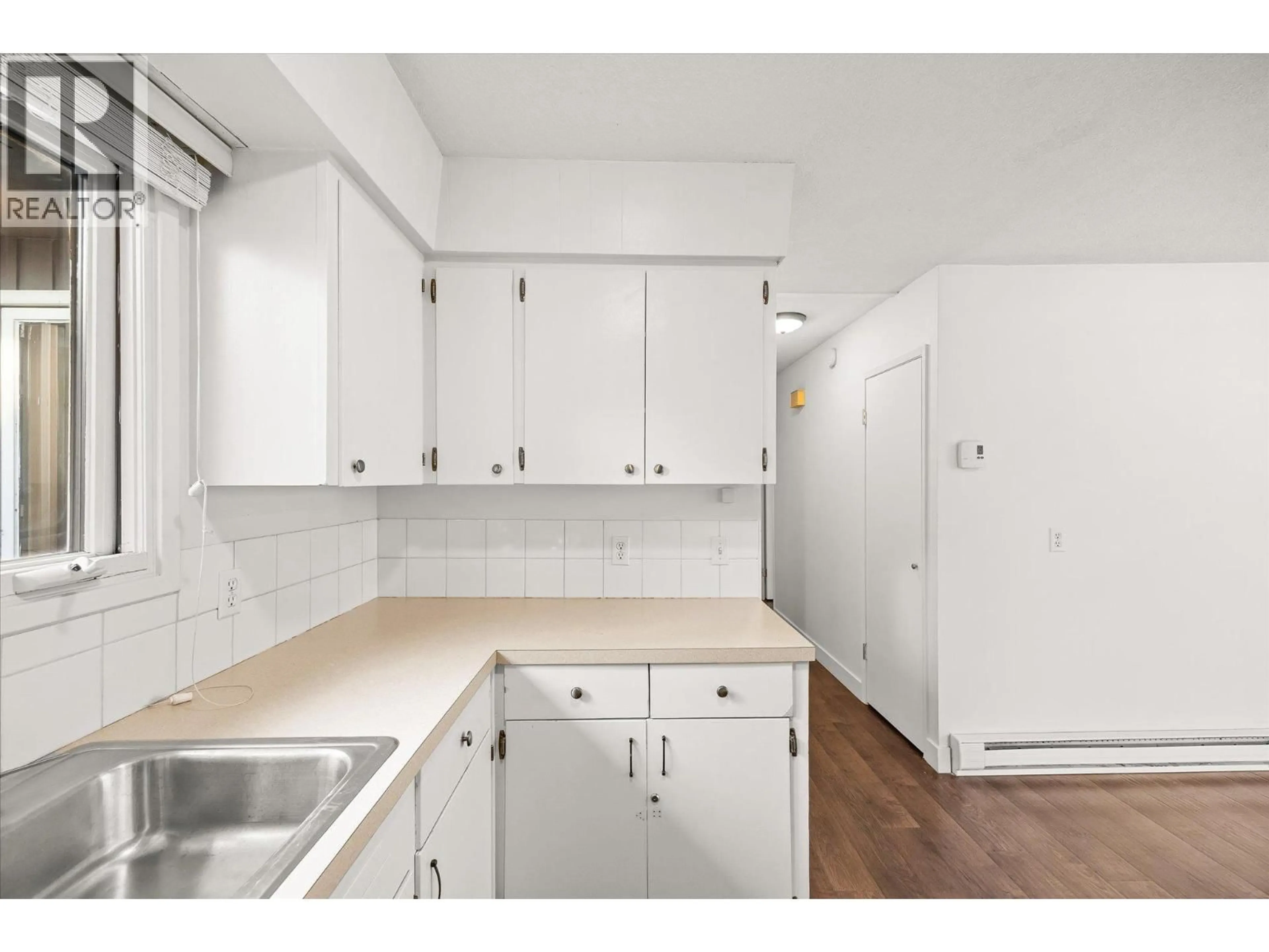 Standard kitchen, unknown for 746 RAYMER AVENUE, Kelowna British Columbia V1X2Z8