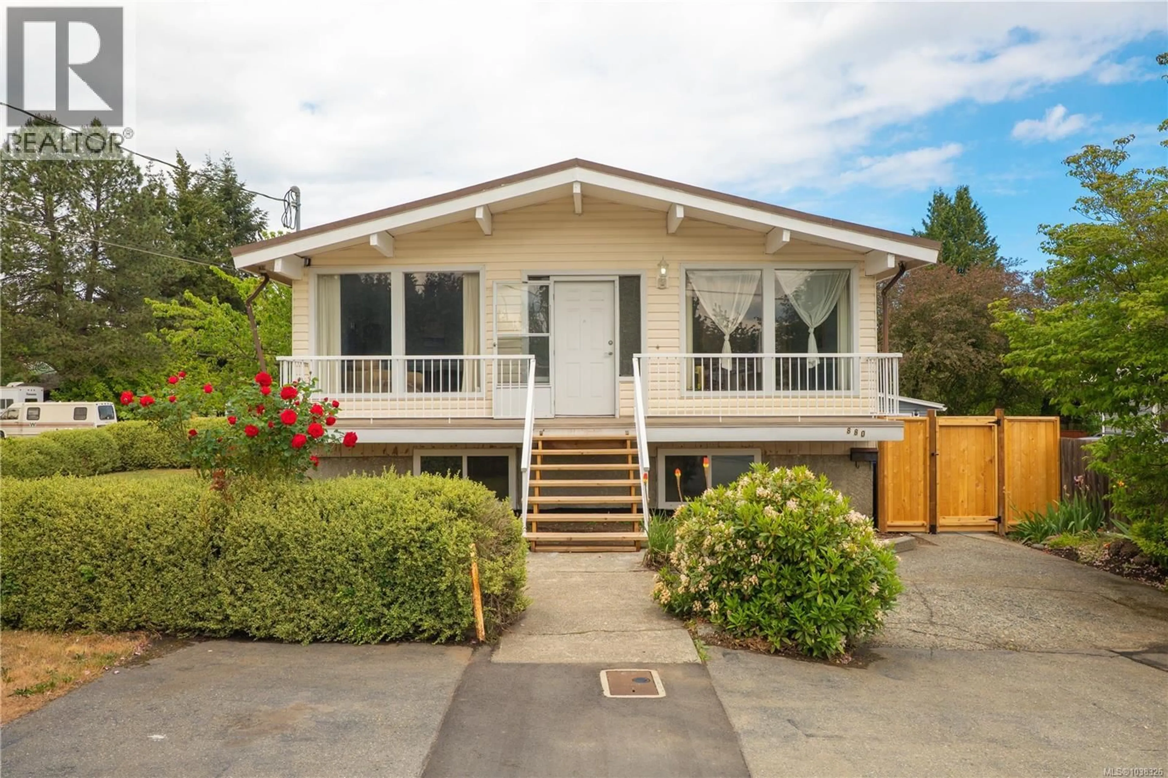 Home with vinyl exterior material, street for 880 OAKLEY STREET, Nanaimo British Columbia V9S2A2