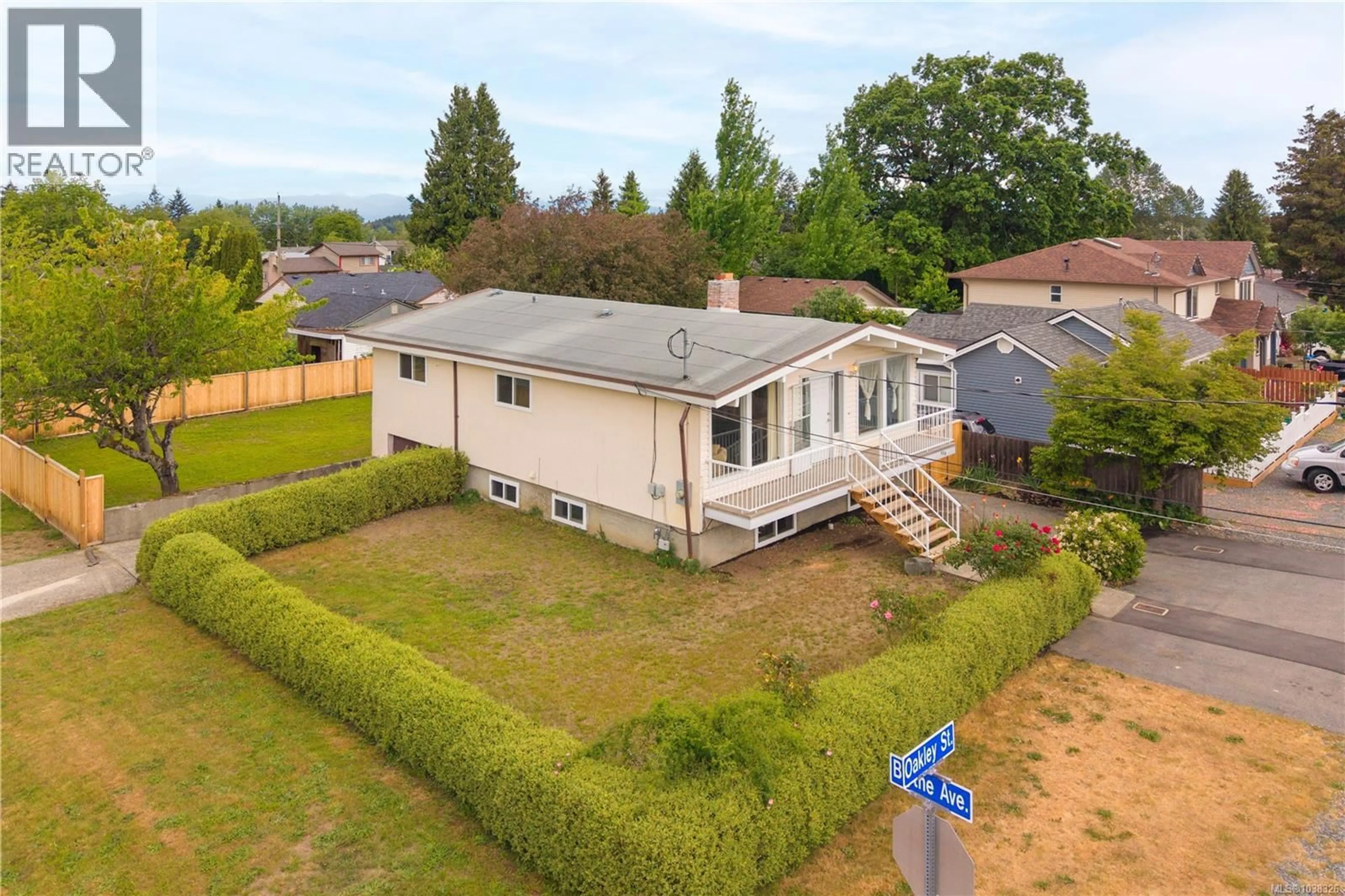 A pic from outside/outdoor area/front of a property/back of a property/a pic from drone, unknown for 880 OAKLEY STREET, Nanaimo British Columbia V9S2A2