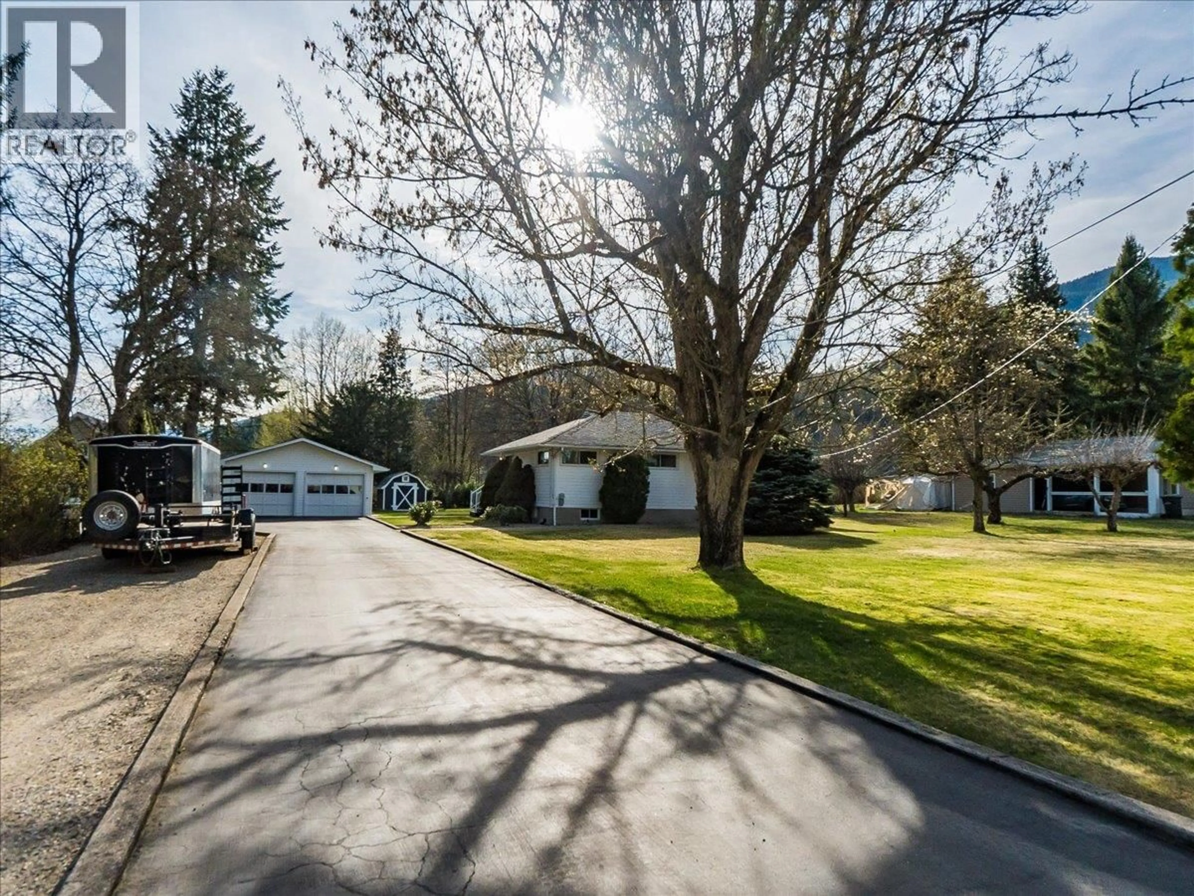 A pic from outside/outdoor area/front of a property/back of a property/a pic from drone, street for 112 100TH STREET, Castlegar British Columbia V1N3C5