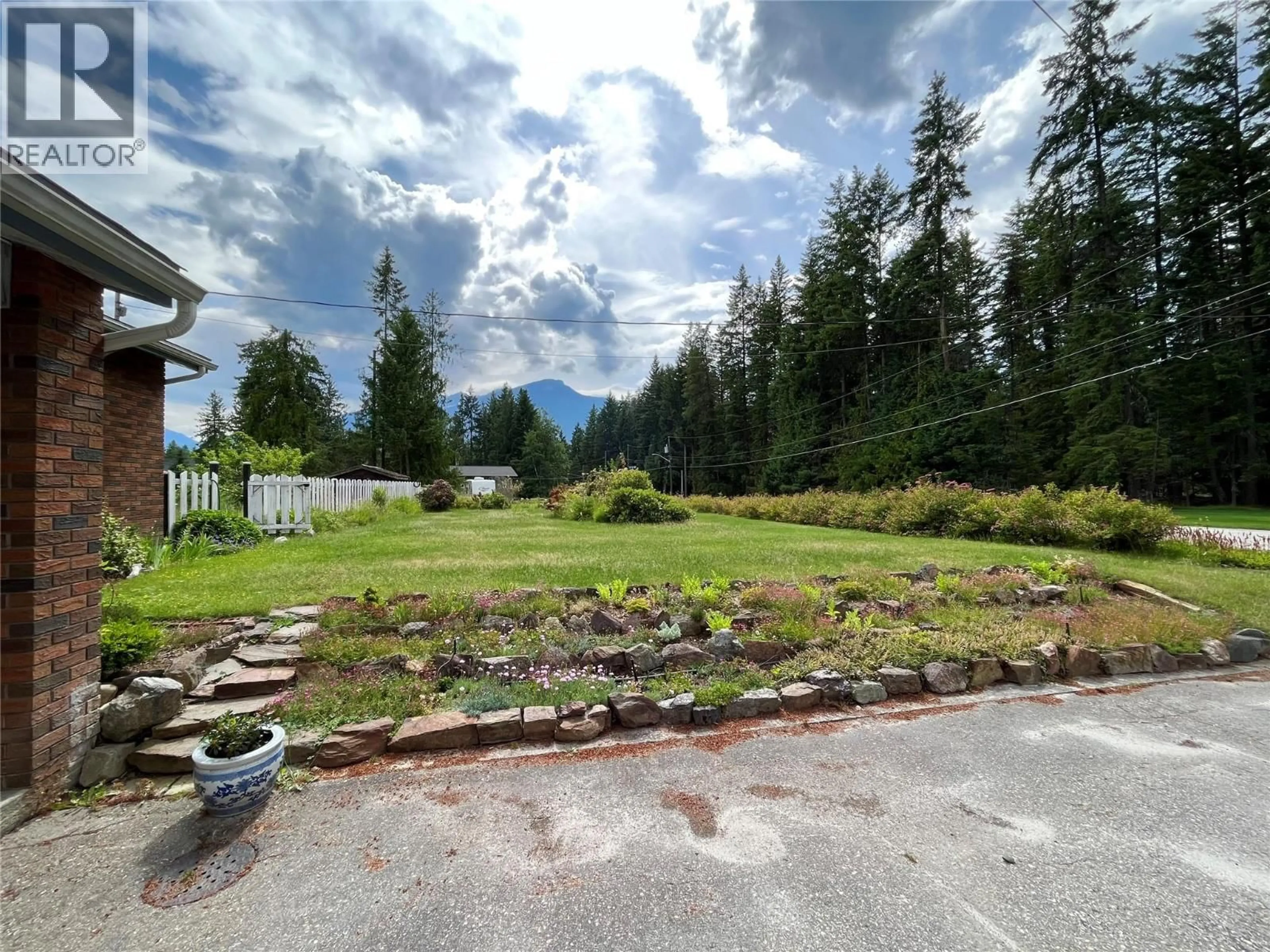 A pic from outside/outdoor area/front of a property/back of a property/a pic from drone, mountain view for 609 10TH AVENUE NORTHWEST, Nakusp British Columbia V0G1R0