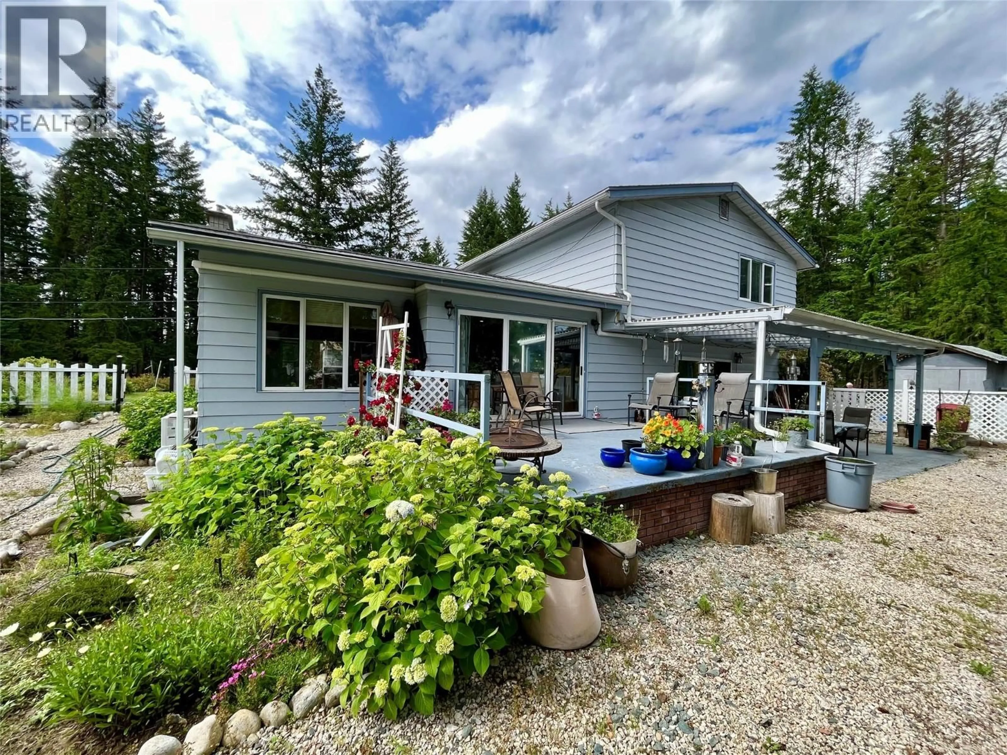 A pic from outside/outdoor area/front of a property/back of a property/a pic from drone, water/lake/river/ocean view for 609 10TH AVENUE NORTHWEST, Nakusp British Columbia V0G1R0