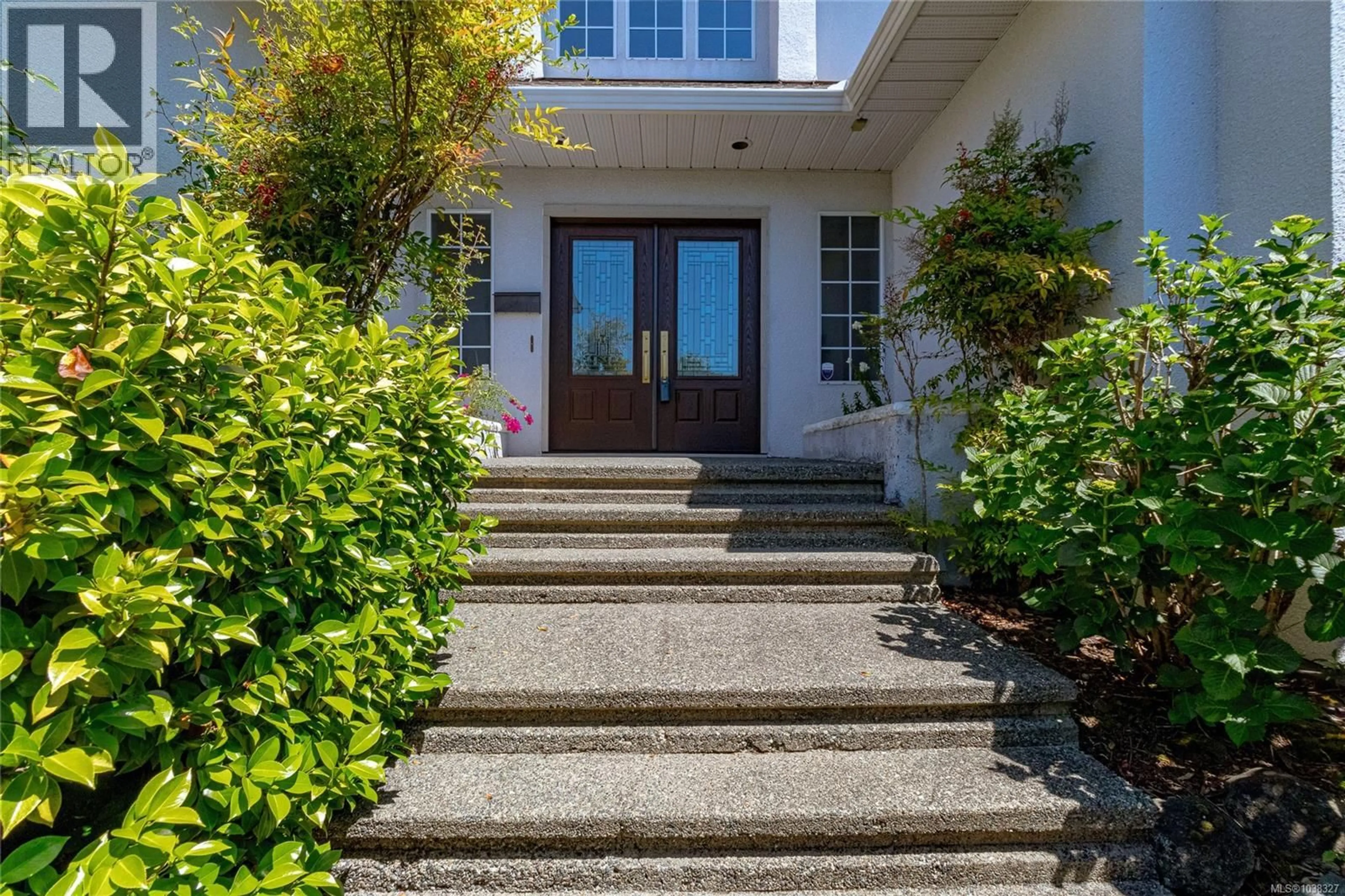 Unknown for 833 ROYAL WOOD PLACE, Saanich British Columbia V8Y3C5