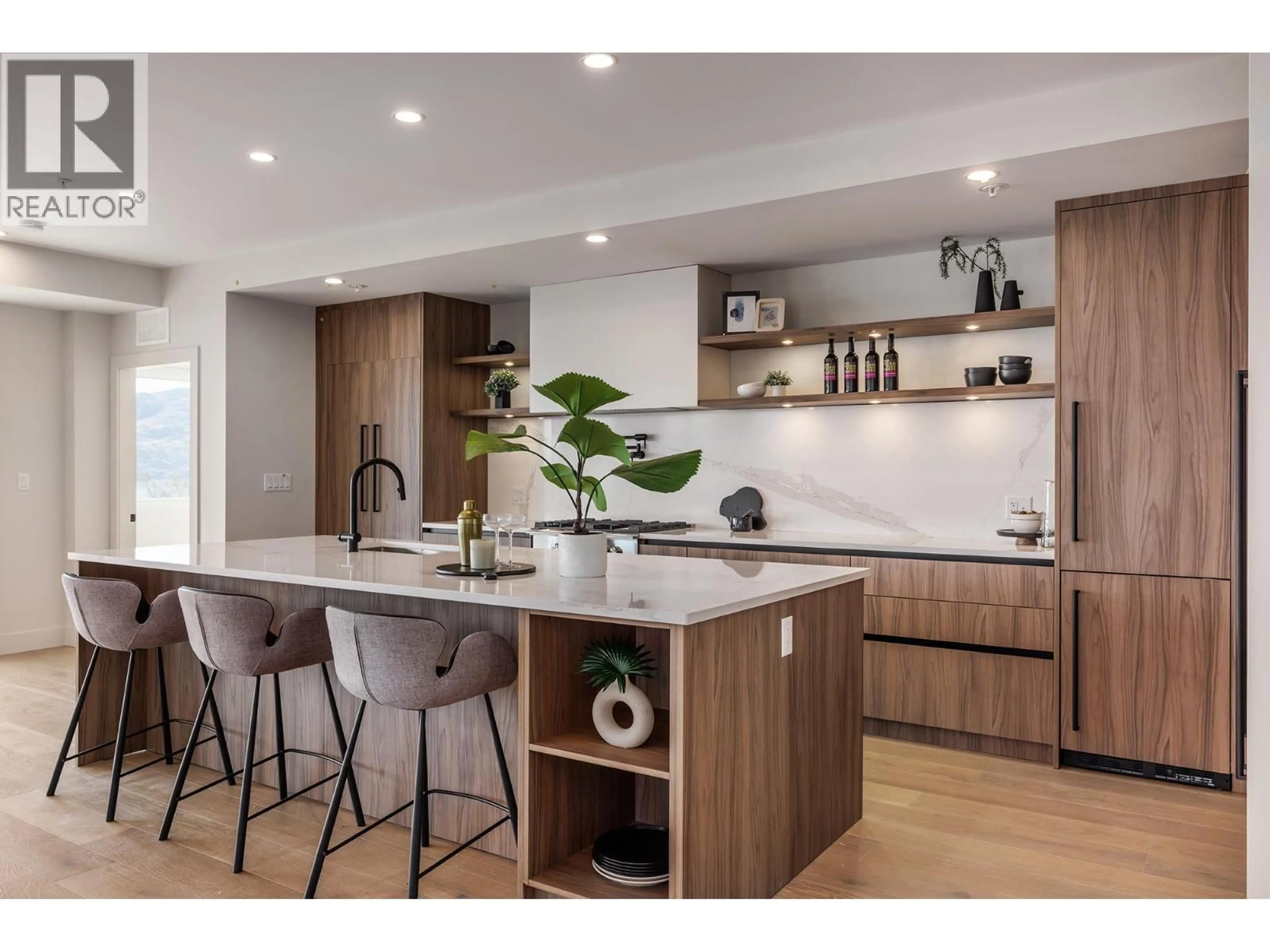 Contemporary kitchen, wood/laminate floor for 201 - 5304 BUCHANAN ROAD, Peachland British Columbia V0H1X1