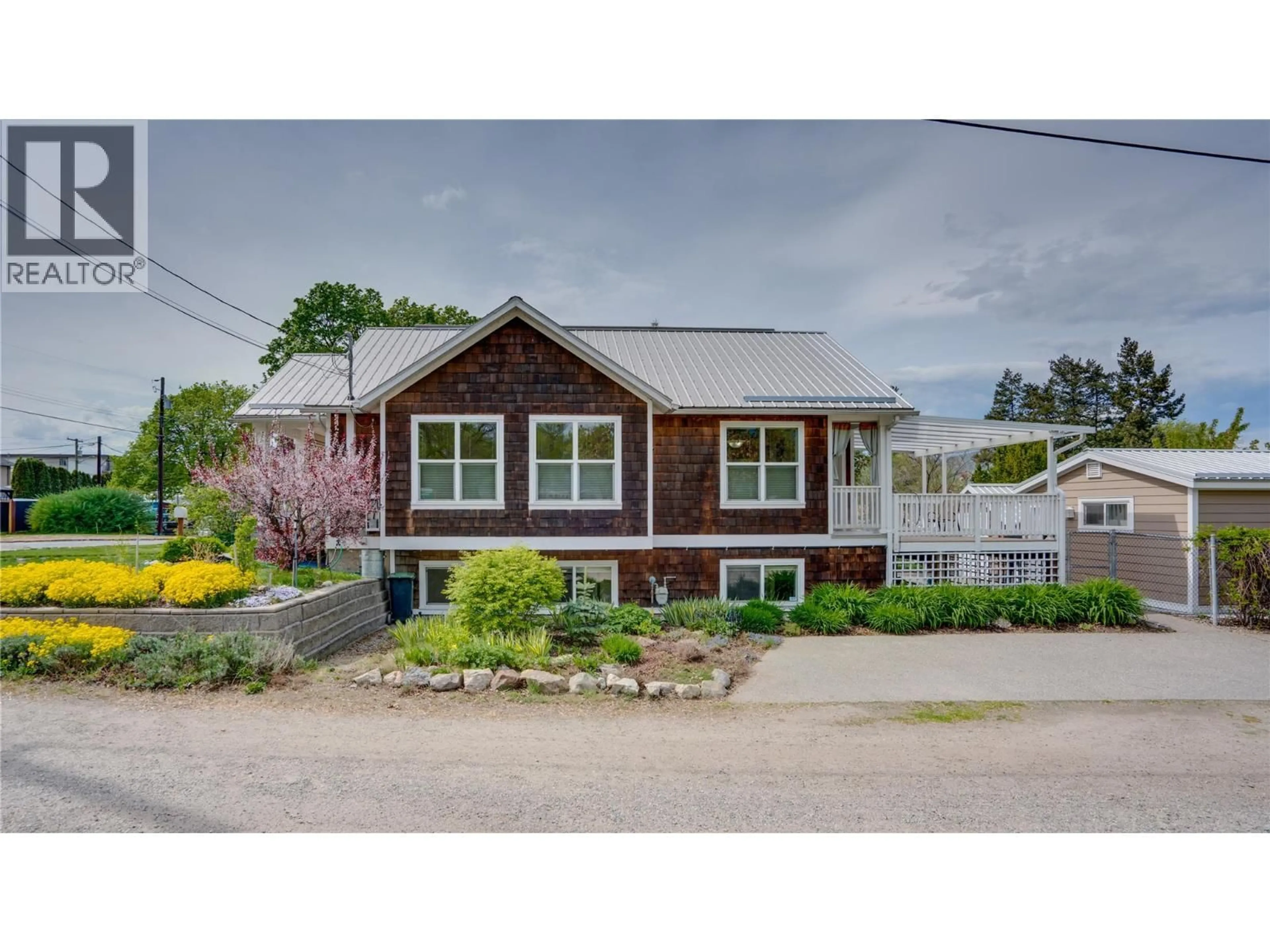 Home with vinyl exterior material, street for 3001 18 AVENUE, Vernon British Columbia V1T1C4
