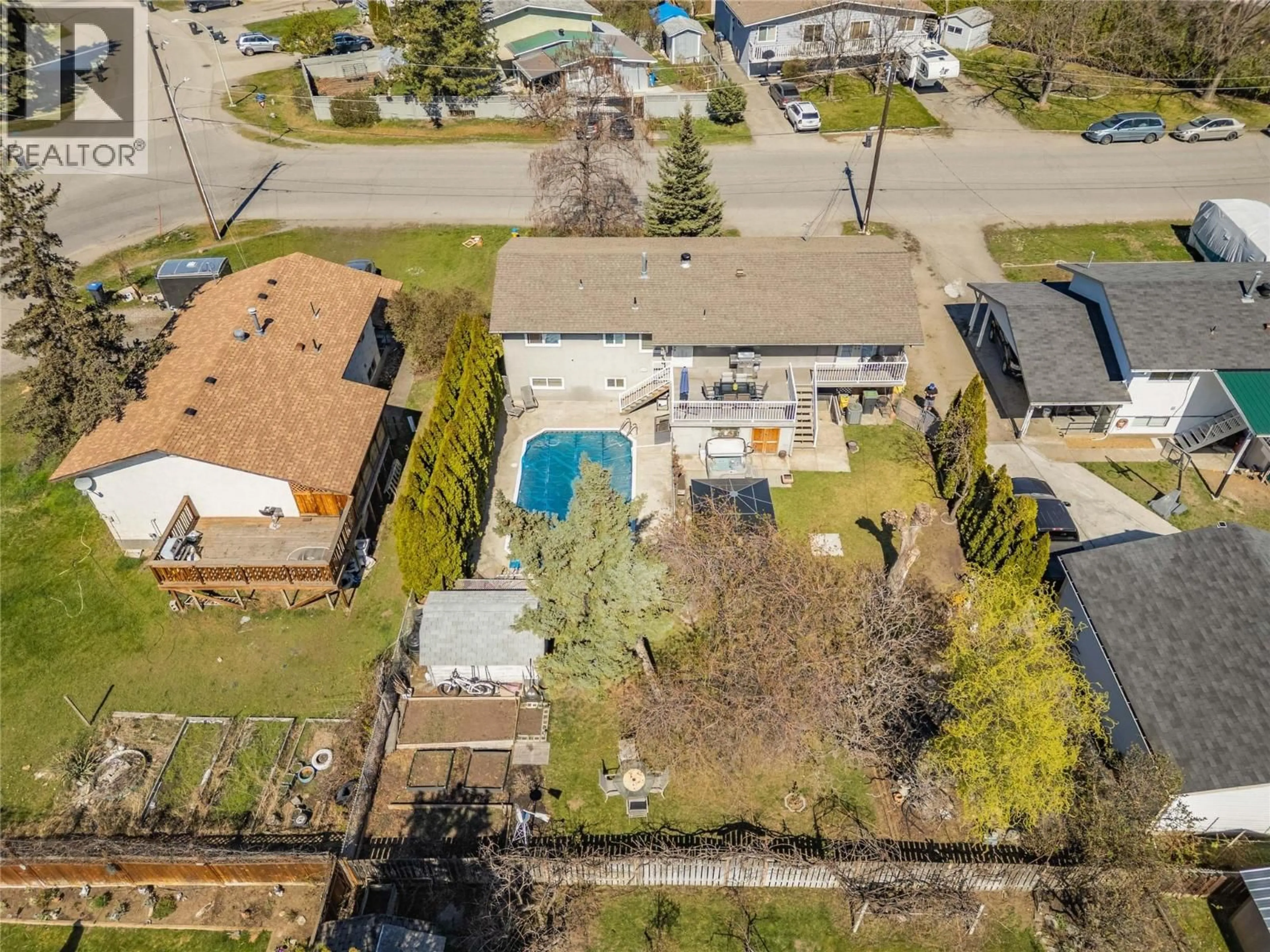 A pic from outside/outdoor area/front of a property/back of a property/a pic from drone, street for 575 STIRLING ROAD, Kelowna British Columbia V1X3X4