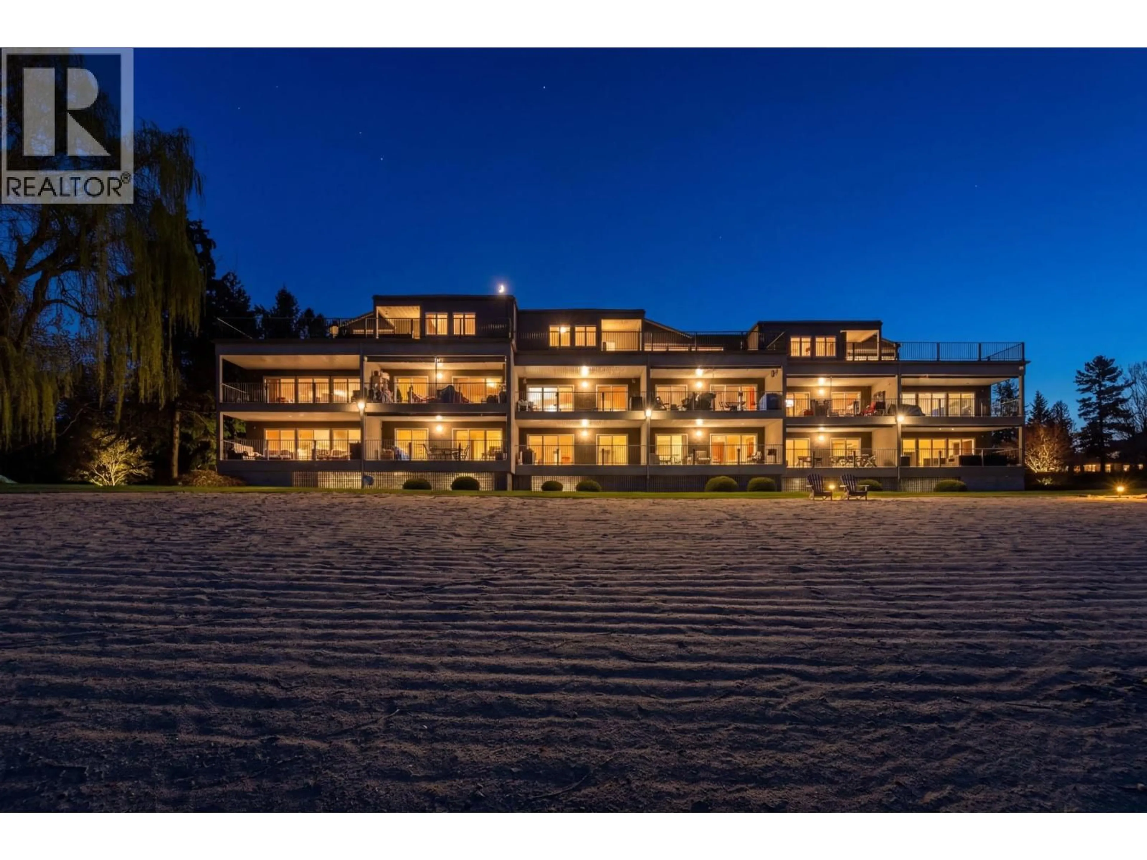 Patio, building for 8 - 100 ARCHIBALD STREET, Sicamous British Columbia V0E2V1