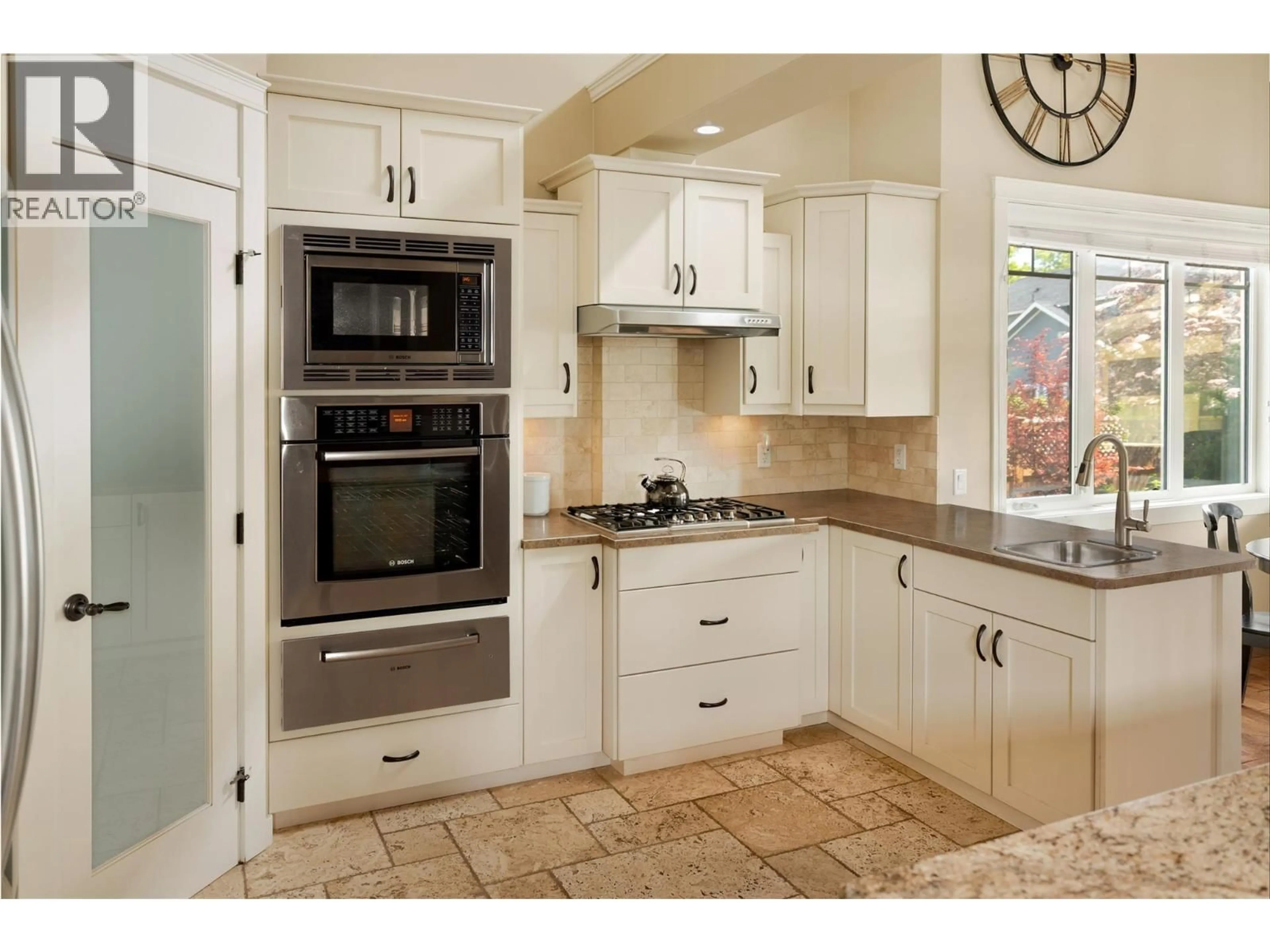 Open concept kitchen, ceramic/tile floor for 451 CADDER AVENUE, Kelowna British Columbia V1Y5N2