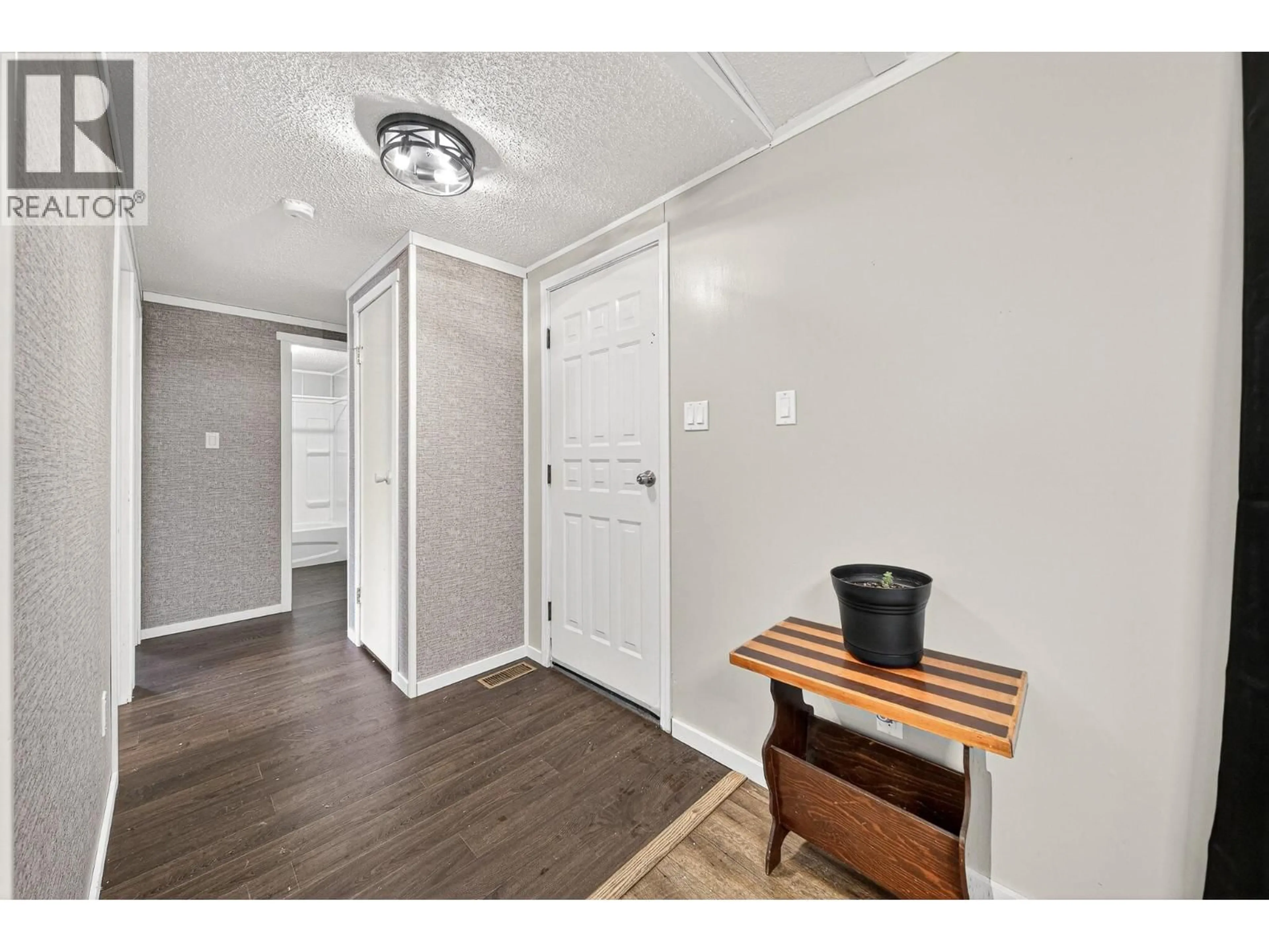 Indoor entryway for 14 - 100 INDUSTRIAL ROAD 1 ROAD, Sparwood British Columbia V0B2G1