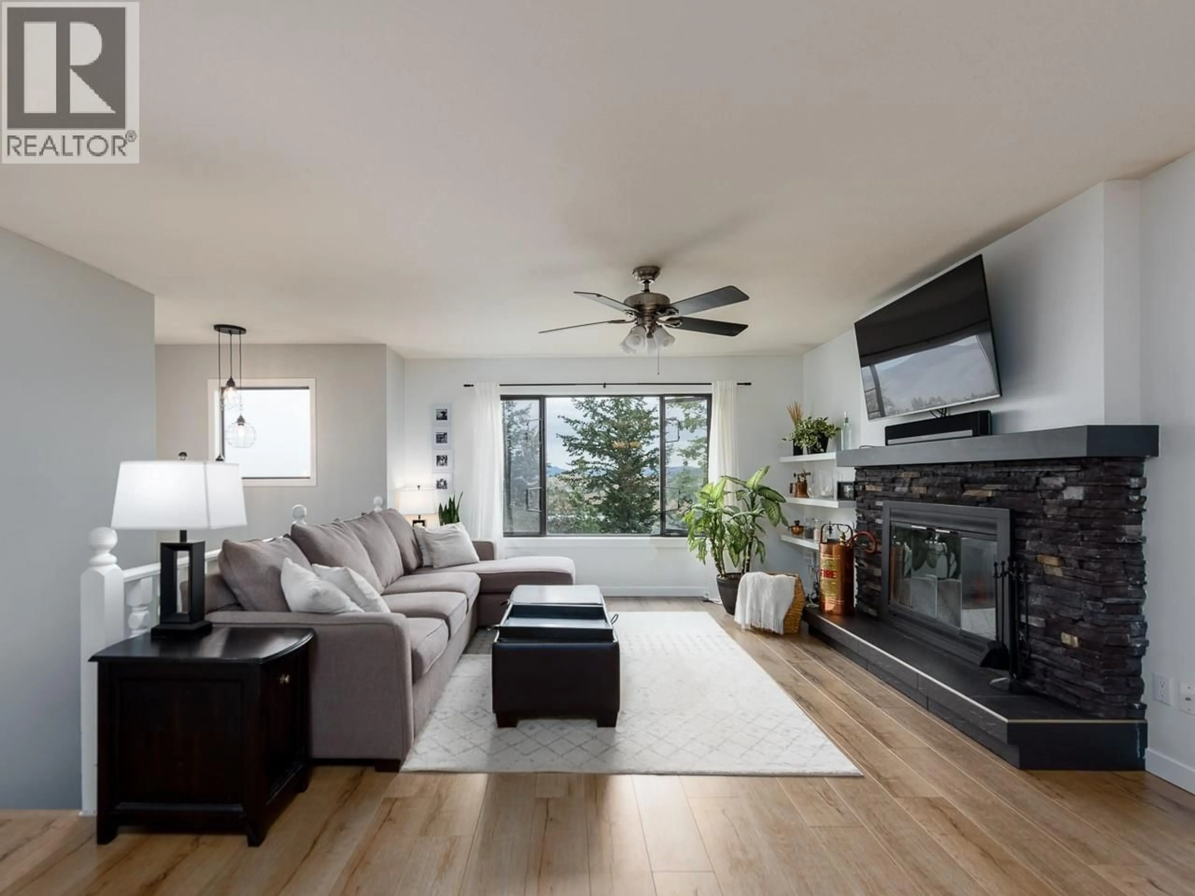 Living room with furniture, unknown for 2180 SIFTON AVENUE, Kamloops British Columbia V1S1A5
