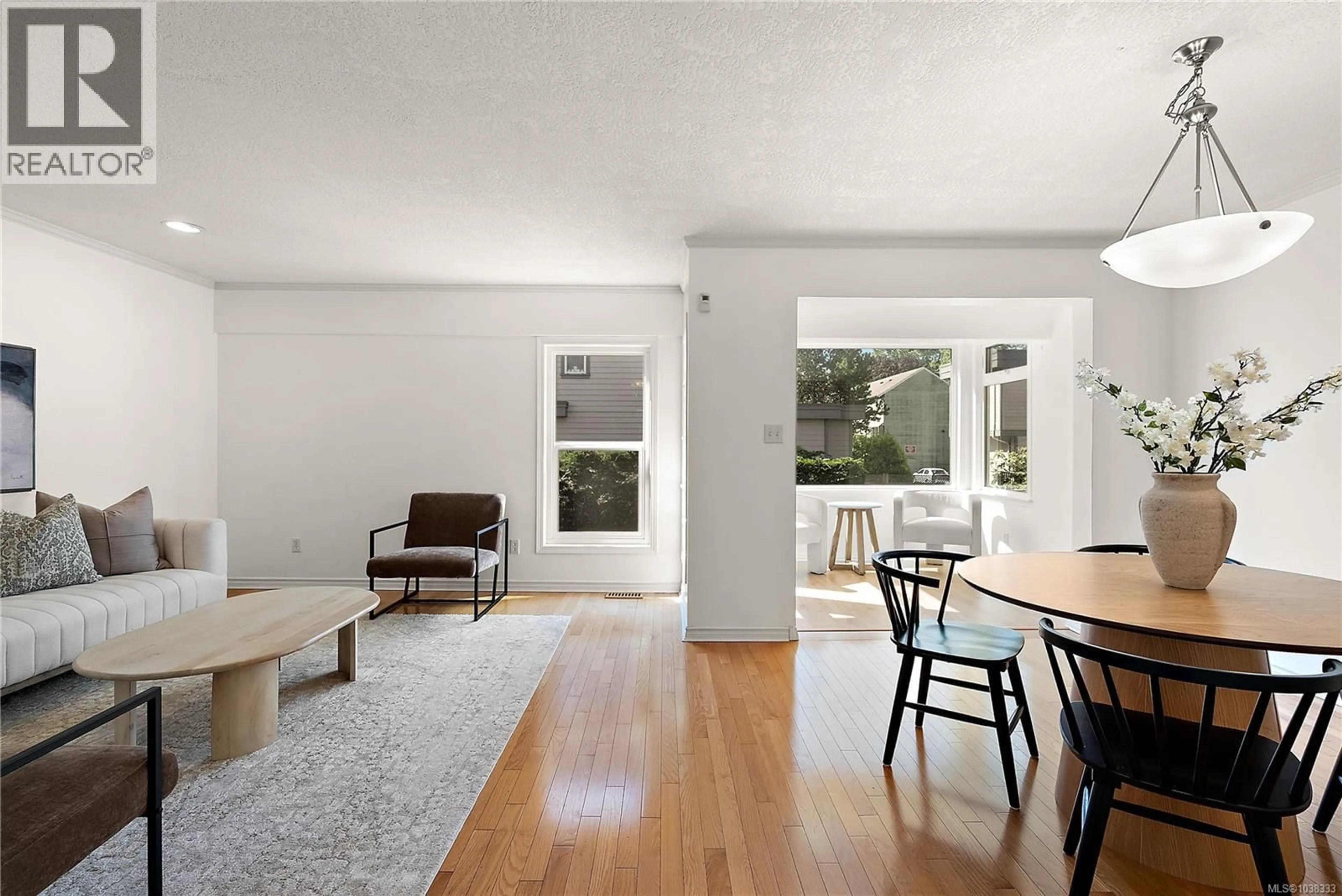 Living room with furniture, wood/laminate floor for 4 - 108 DALLAS ROAD, Victoria British Columbia V8V1A3
