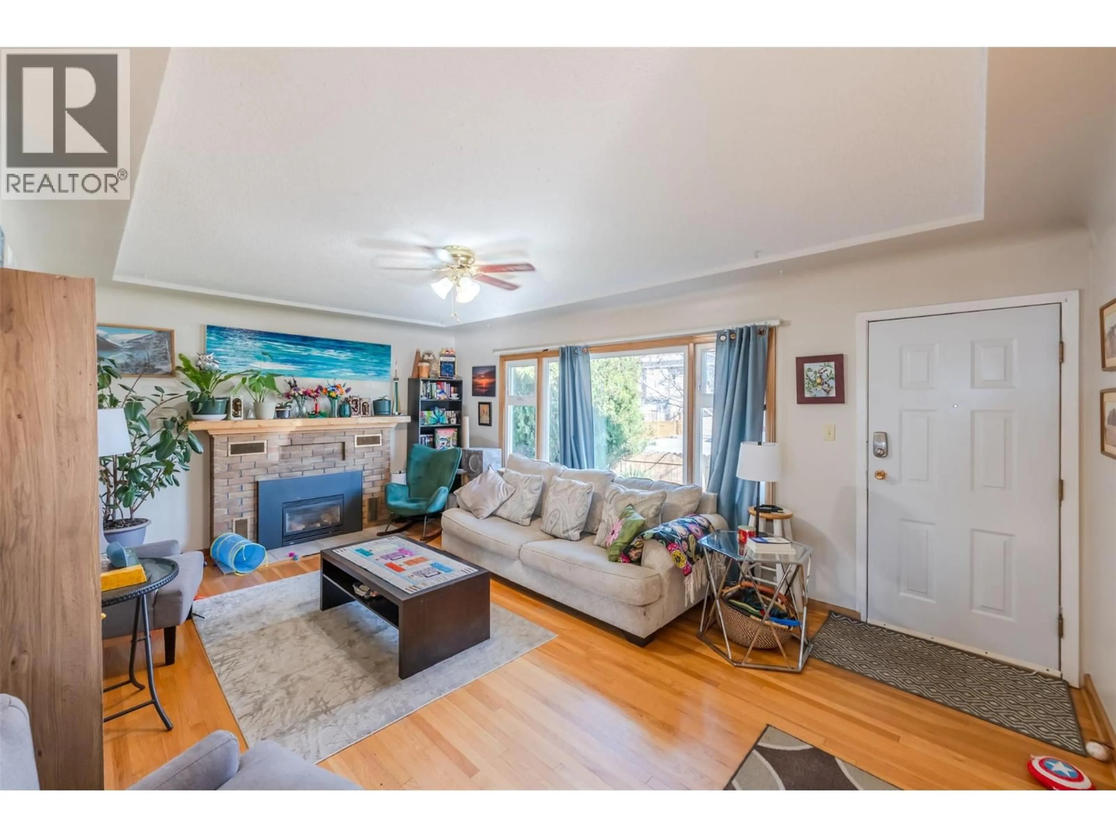 Living room with furniture, wood/laminate floor for 424 PENTICTON AVENUE, Penticton British Columbia V2A2M6