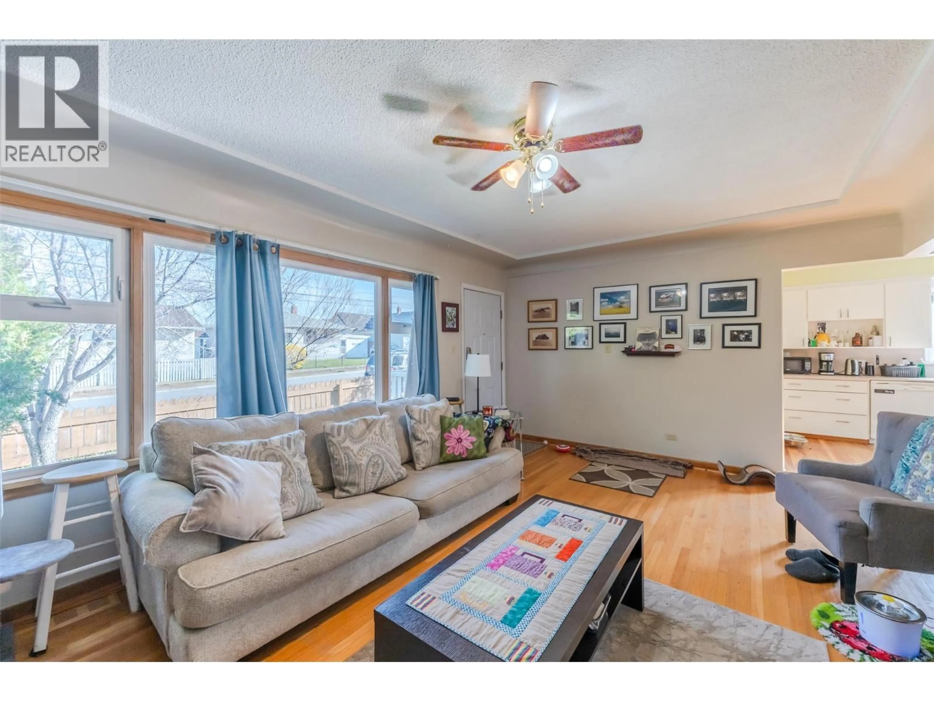Living room with furniture, wood/laminate floor for 424 PENTICTON AVENUE, Penticton British Columbia V2A2M6