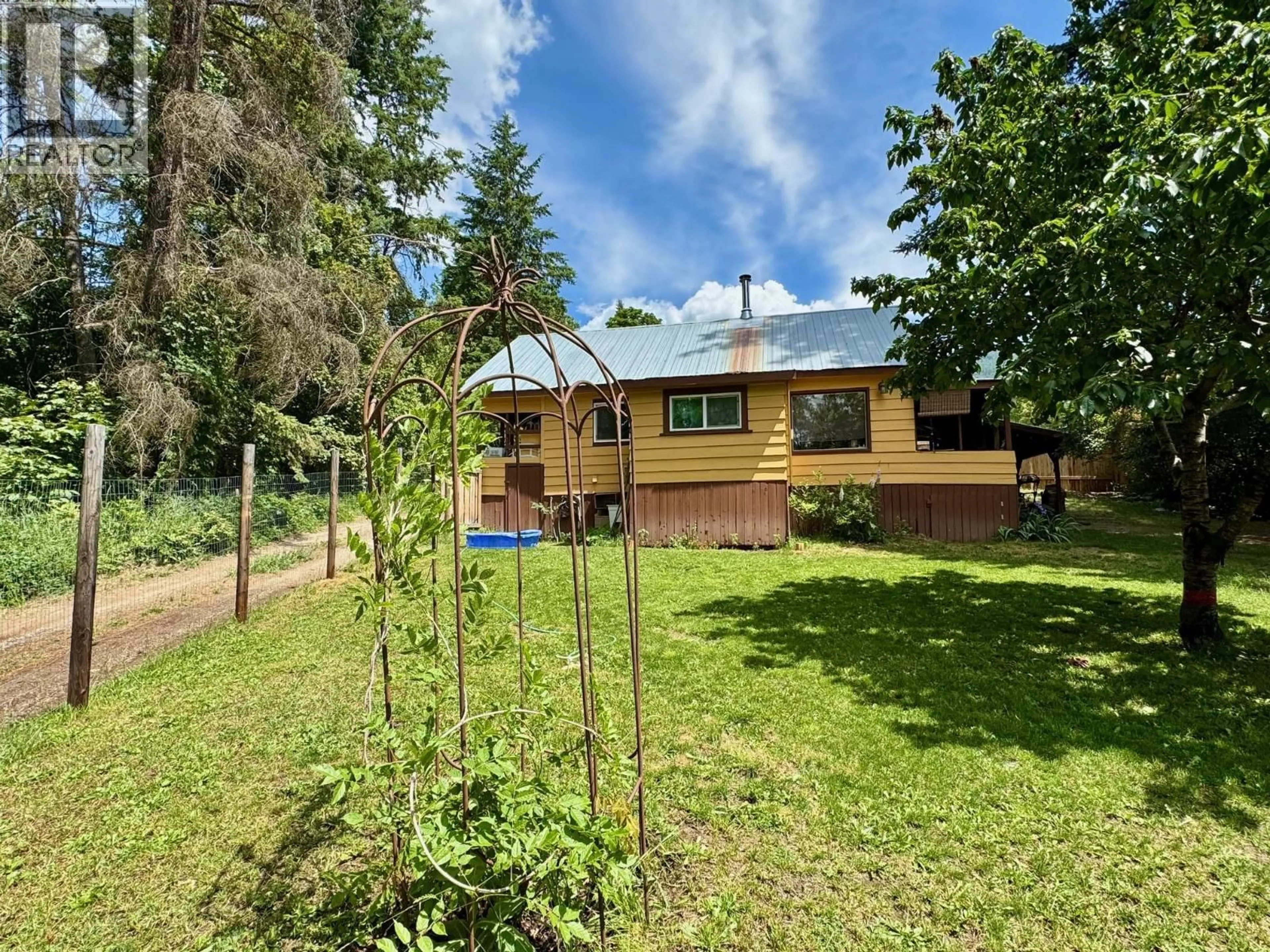 A pic from outside/outdoor area/front of a property/back of a property/a pic from drone, unknown for 5128 DUCK CREEK ROAD, Wynndel British Columbia V0B2N0