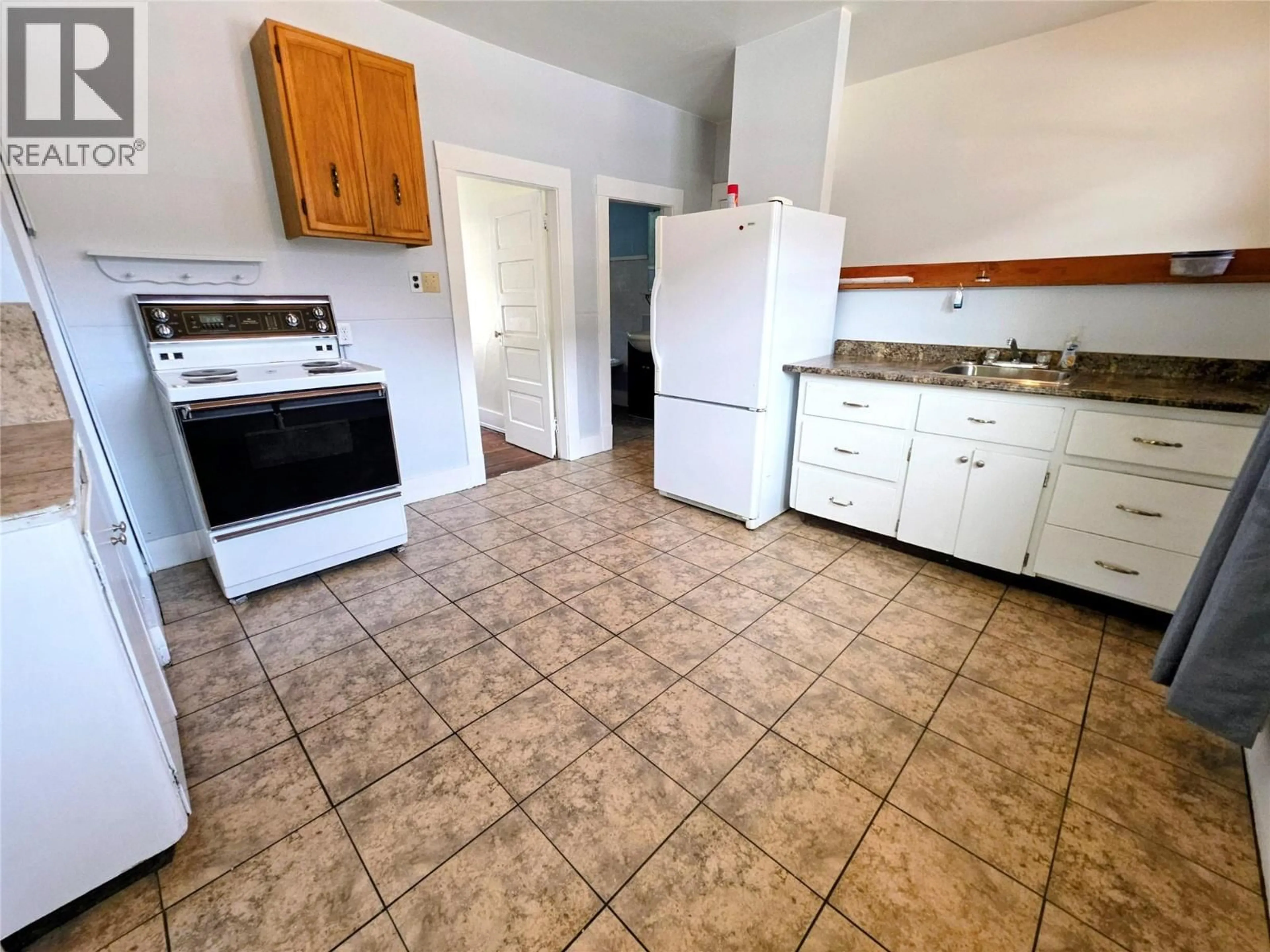 Standard kitchen, ceramic/tile floor for 1497 SECOND AVENUE, Trail British Columbia V1R1M1