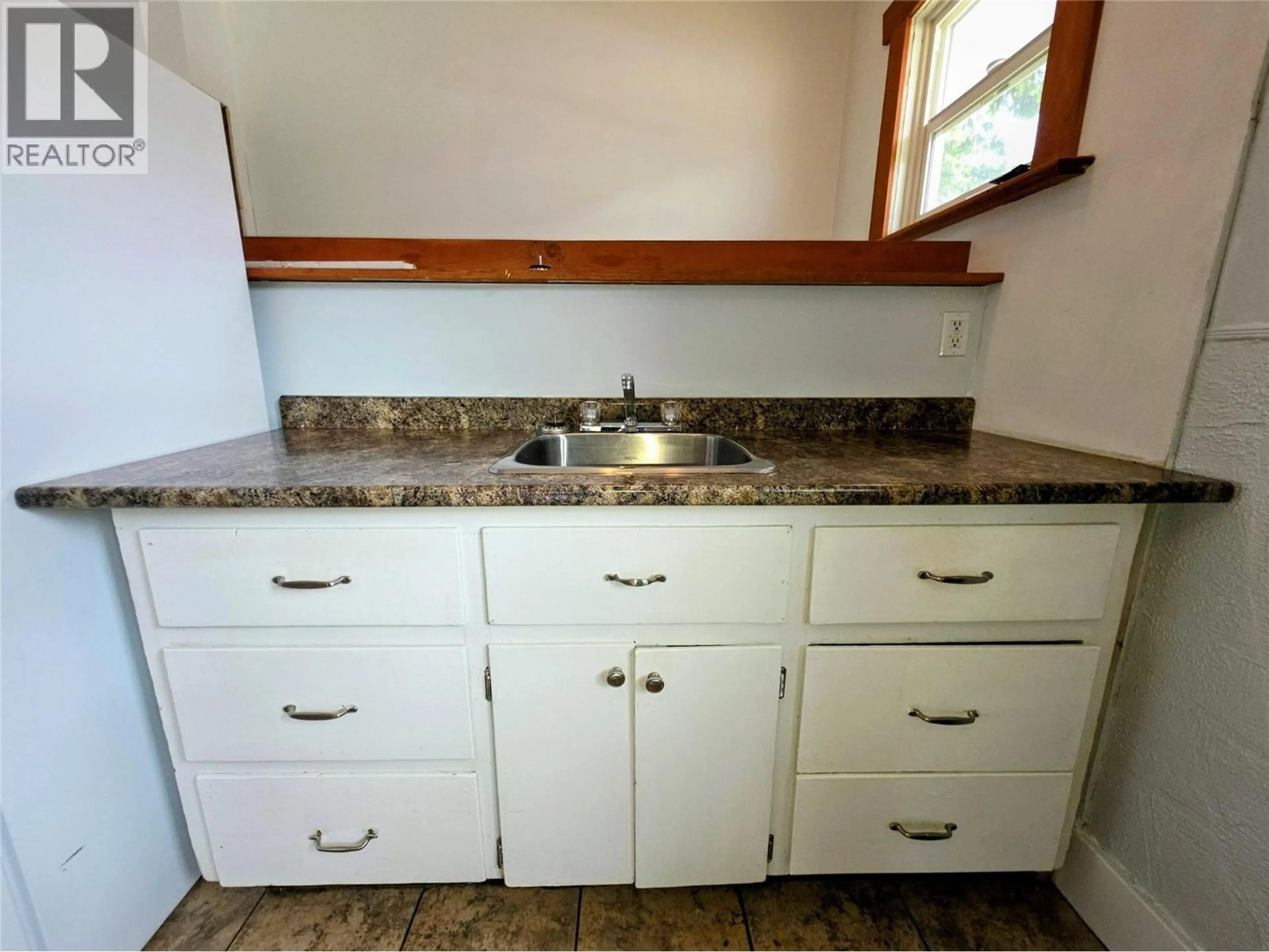 Standard kitchen, ceramic/tile floor for 1497 SECOND AVENUE, Trail British Columbia V1R1M1