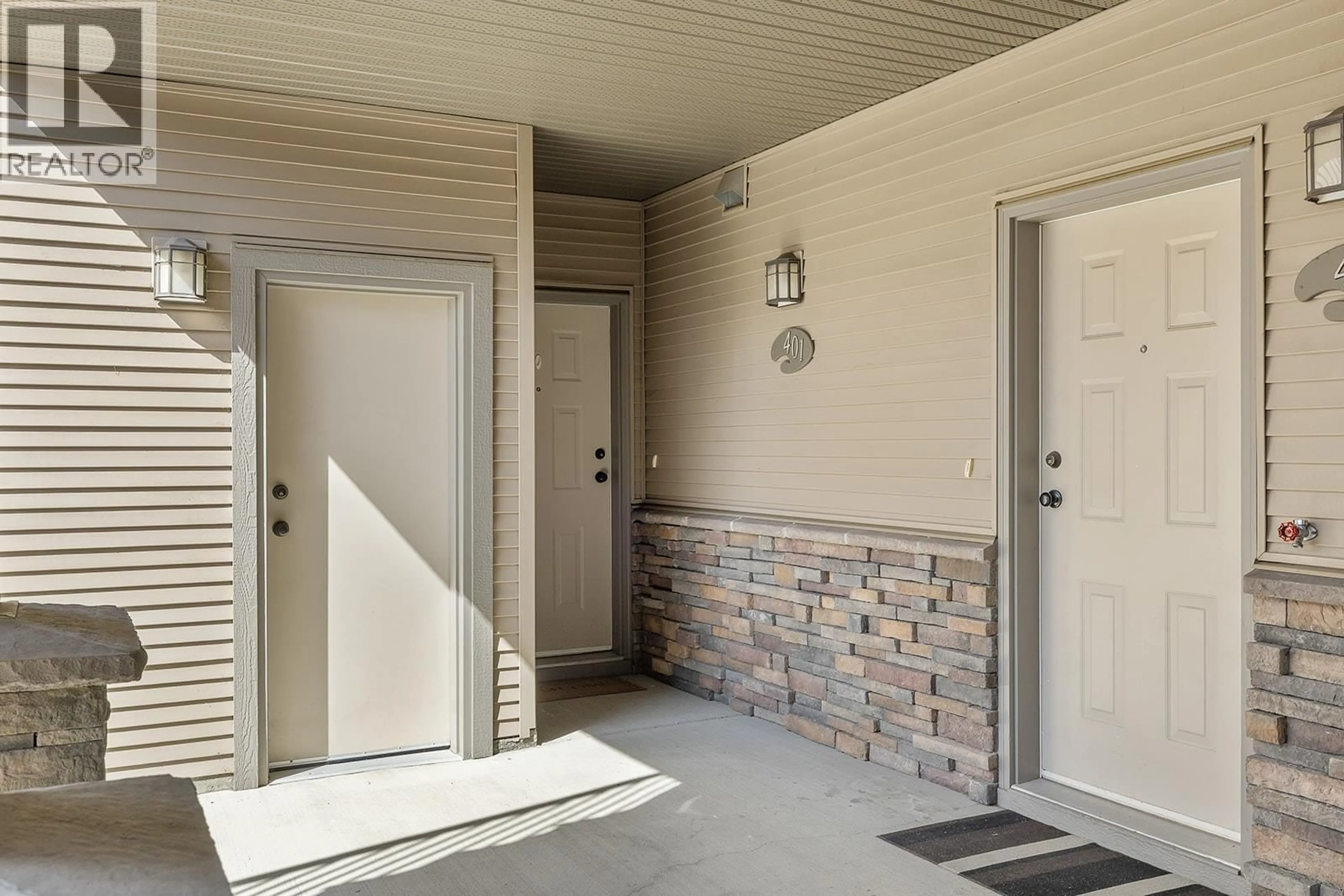 Indoor entryway for 401 - 3350 WOODSDALE ROAD, Lake Country British Columbia V4V2R7